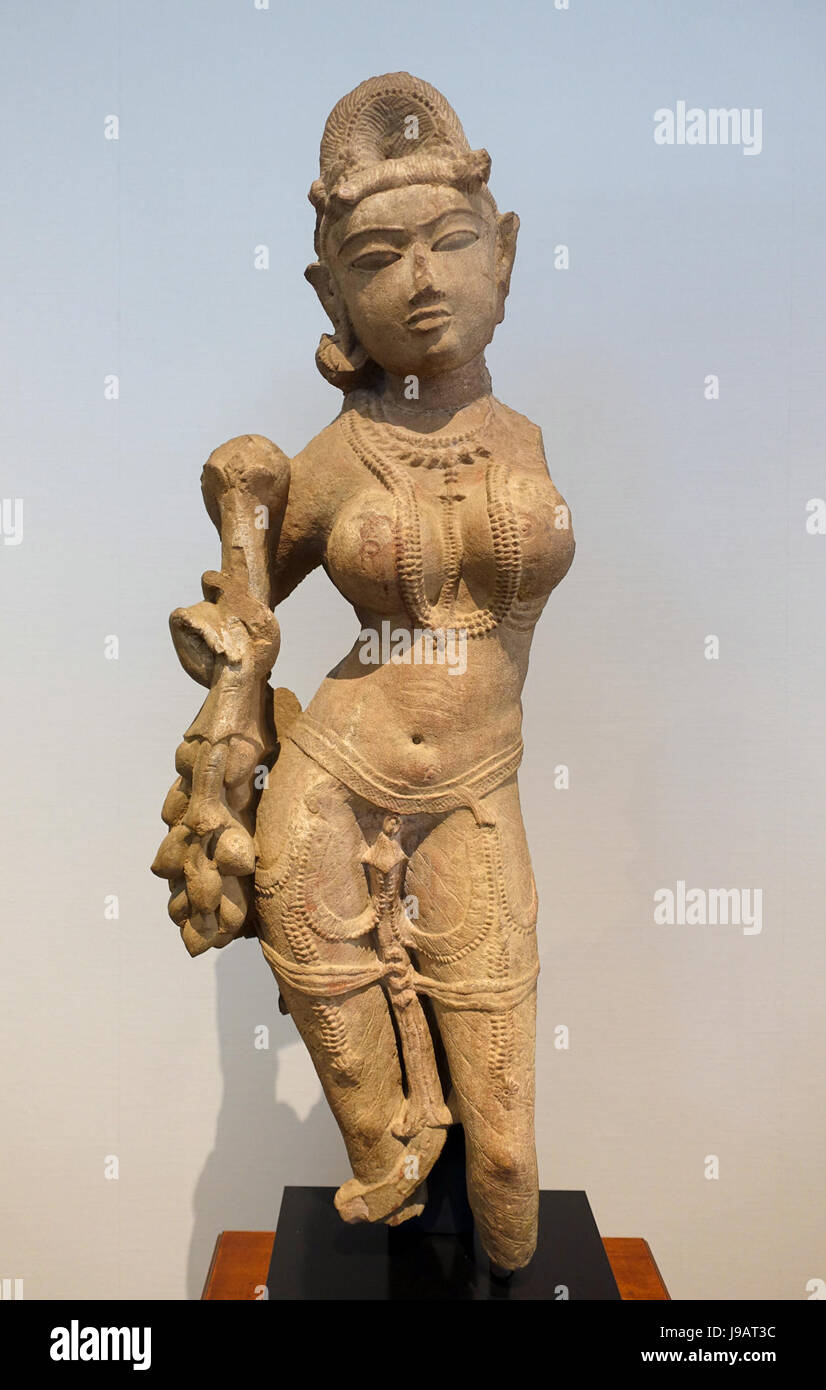 La sculpture Shalabhanjika de l'Inde occidentale, datant du XIe siècle après JC, est sculptée dans le grès rouge. Il représente une figure féminine, souvent associée à la fertilité et à la divinité, et fait partie de la collection du musée d'art Matsuoka de Tokyo. Banque D'Images