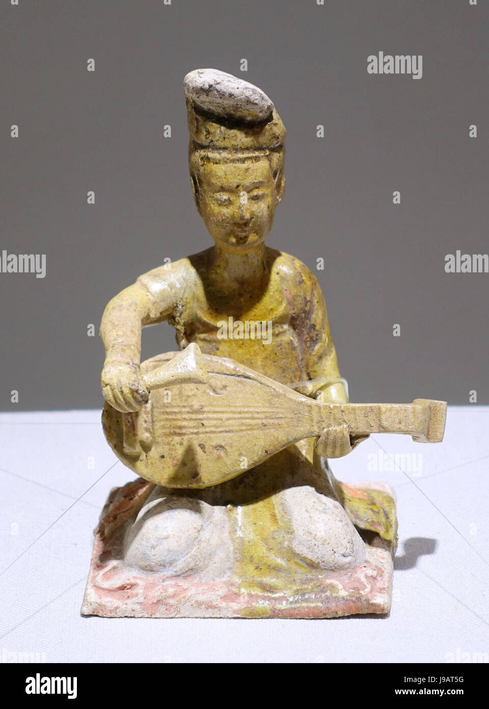 Assis musiciennes, figure 4 de 6, la Chine, Dynastie Tang, 7e siècle, la paille glaze avec ornement peint Matsuoka Museum of Art, Tokyo, Japon DSC07291 Banque D'Images