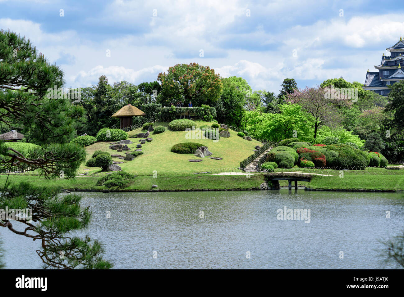 Jardin Korakuen Okayama, Sawa-no-ike Pond, Colline Yuishinzan.jardin japonais typique Banque D'Images