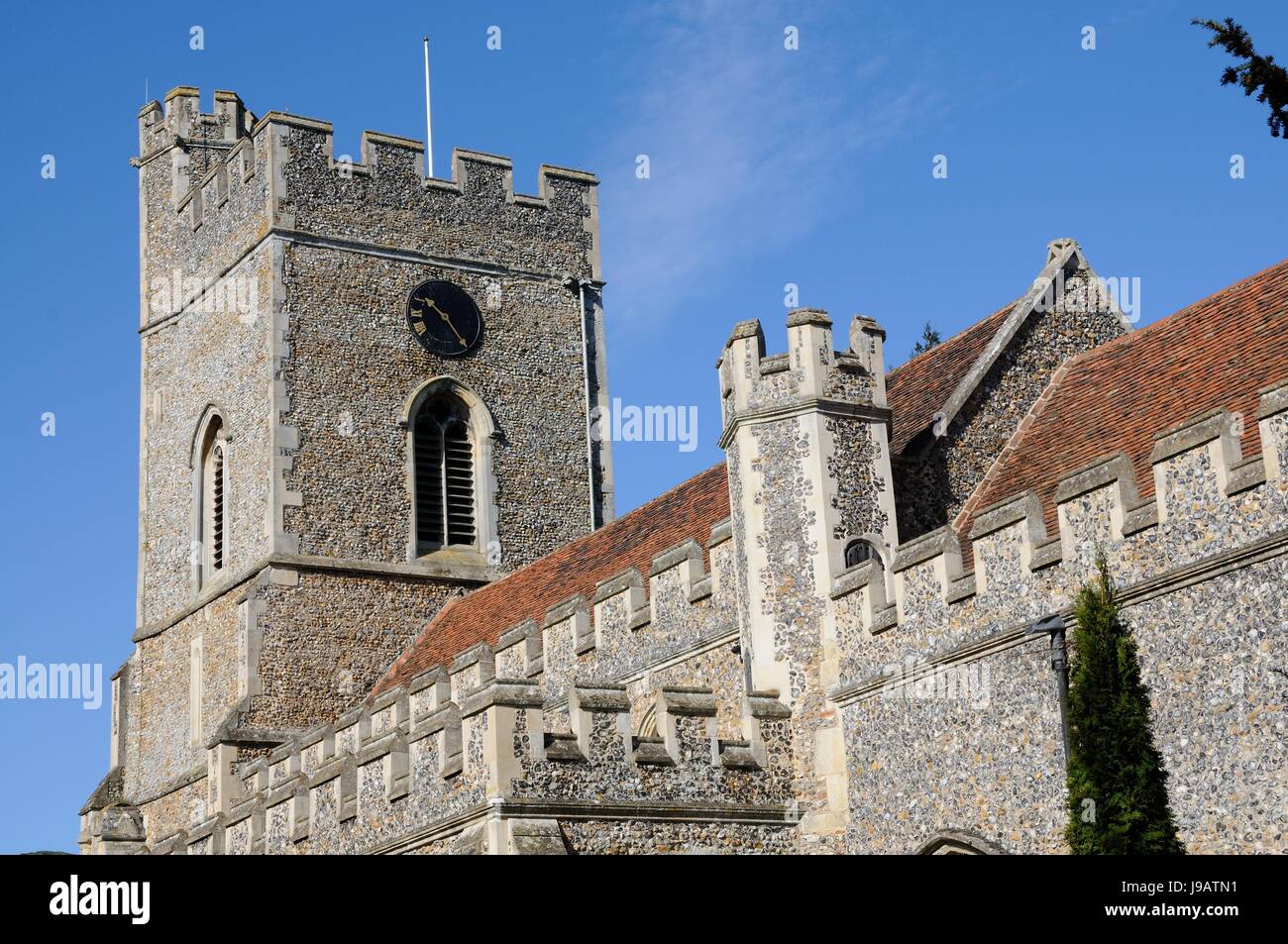 St Andrew & St Mary's Church, Watton-At-Stone, Hertfordshire, est une église en pierre de silex avec des pansements, et une tour crénelée et tourelle d'escalier. Banque D'Images