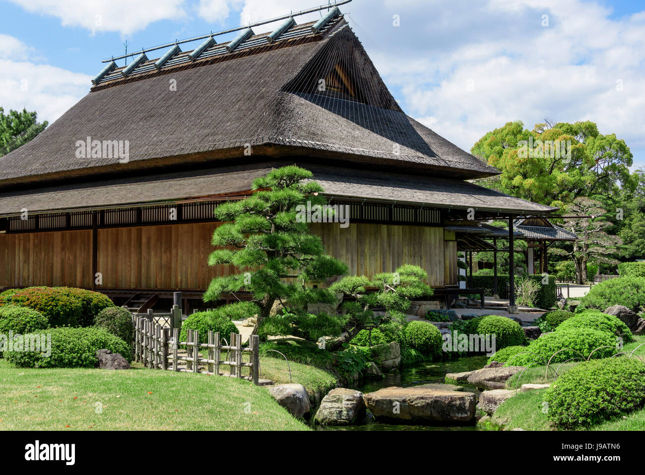 Jardin Korakuen Okayama, Julius Cesar Microfibre-tei.Maison jardin typiquement japonais. Banque D'Images