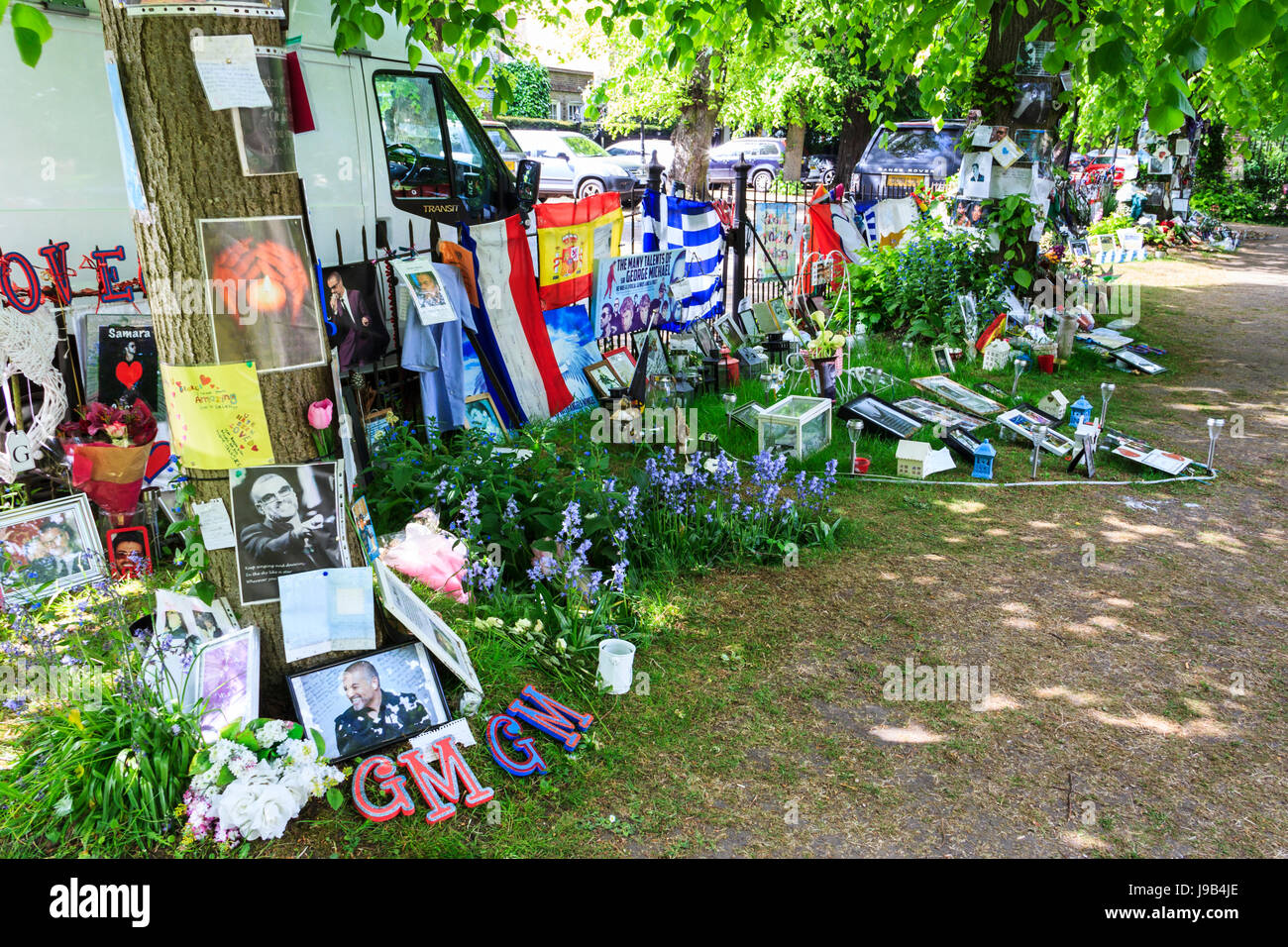 Hommages de fleurs, des photos, des souvenirs et des bougies à l'extérieur de la maison de la pop star George Michael dans le bosquet, Highgate Village, London, UK Banque D'Images