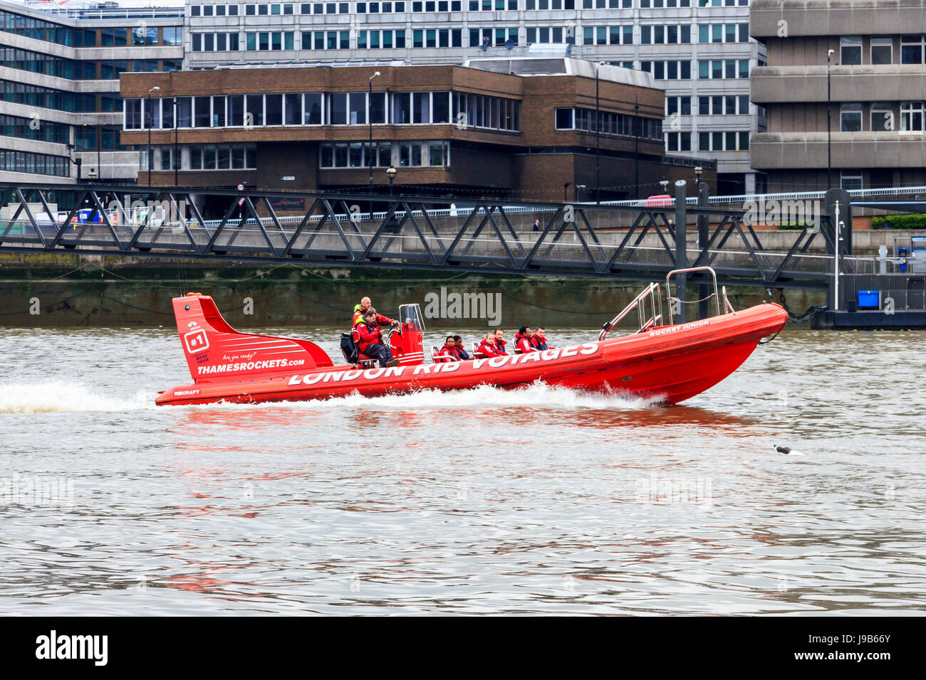 Grande vitesse rouge 'London RIB Voyages' bateau sur la Tamise à Blackfriars, Londres, Royaume-Uni Banque D'Images
