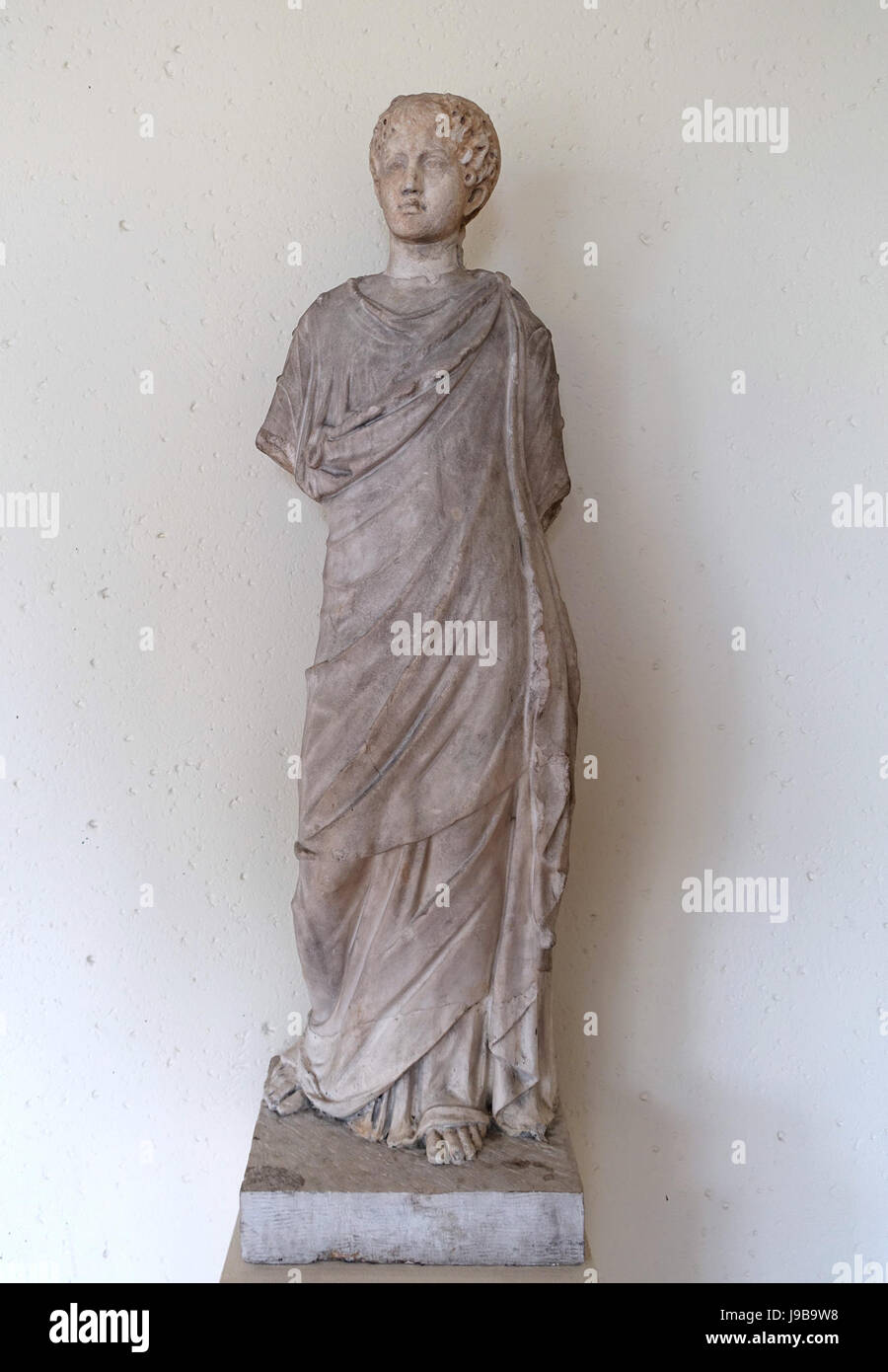 Statue d'une jeune femme en chiton et himation, peut-être de l'Italie, 2ème ANNONCE de siècle après modèles de c. 300 avant J.-C., en Musée du Cinquantenaire Bruxelles, Belgique DSC09063 Banque D'Images