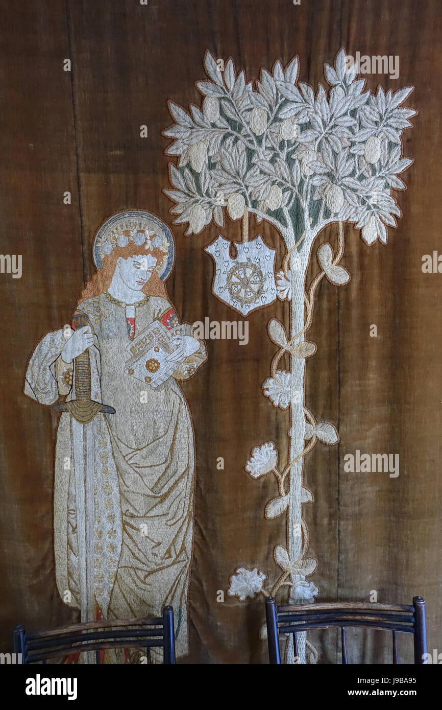 Sainte Catherine wall hanging, conçu par William Morris de Red House, travaillé par Jane Morris, 1860, 1861 Filets de laine , la masse, appliqued sur velvet Kelmscott Manor Oxfordshire, Angleterre DSC09990 Banque D'Images