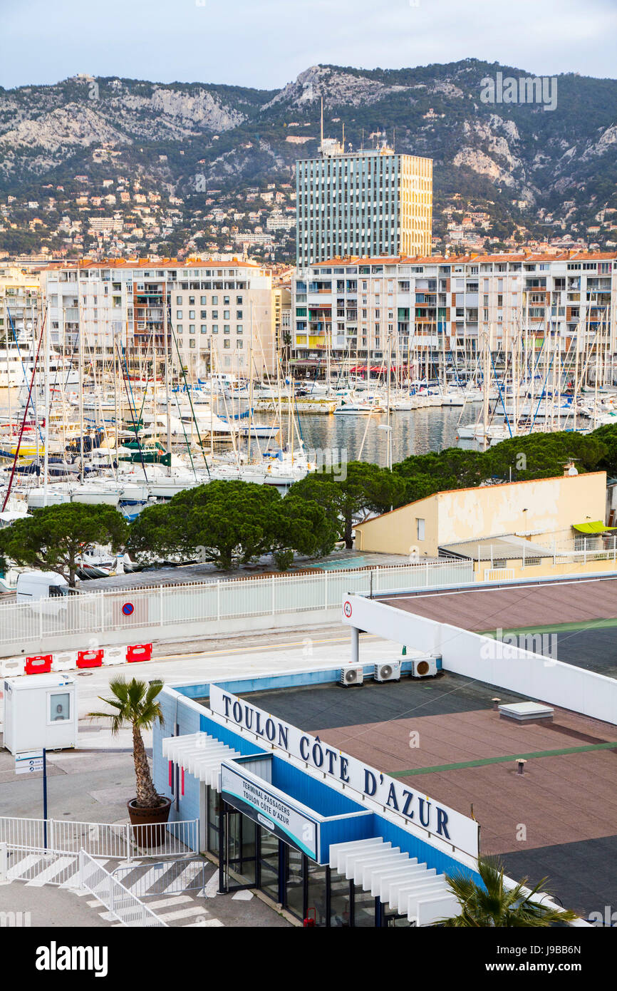 Port et bateau de croisière du port de Toulon, France. Banque D'Images