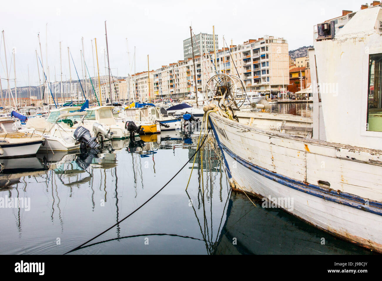 Bateaux de pêche et de plaisance privé partager la marina dans le port de la ville de Toulon, France. Banque D'Images