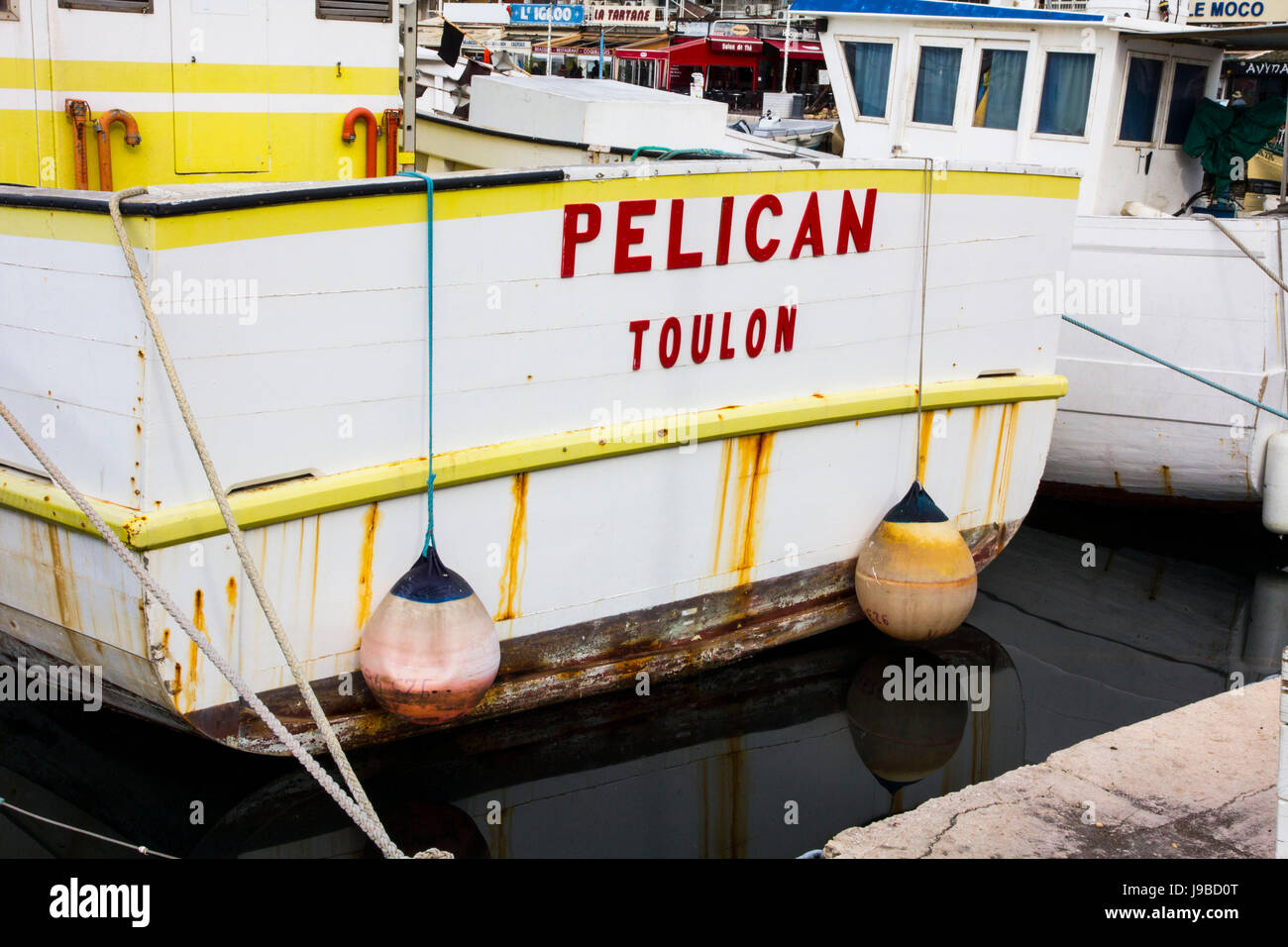 Bateaux de pêche dans le port de la ville de Toulon, France. Banque D'Images