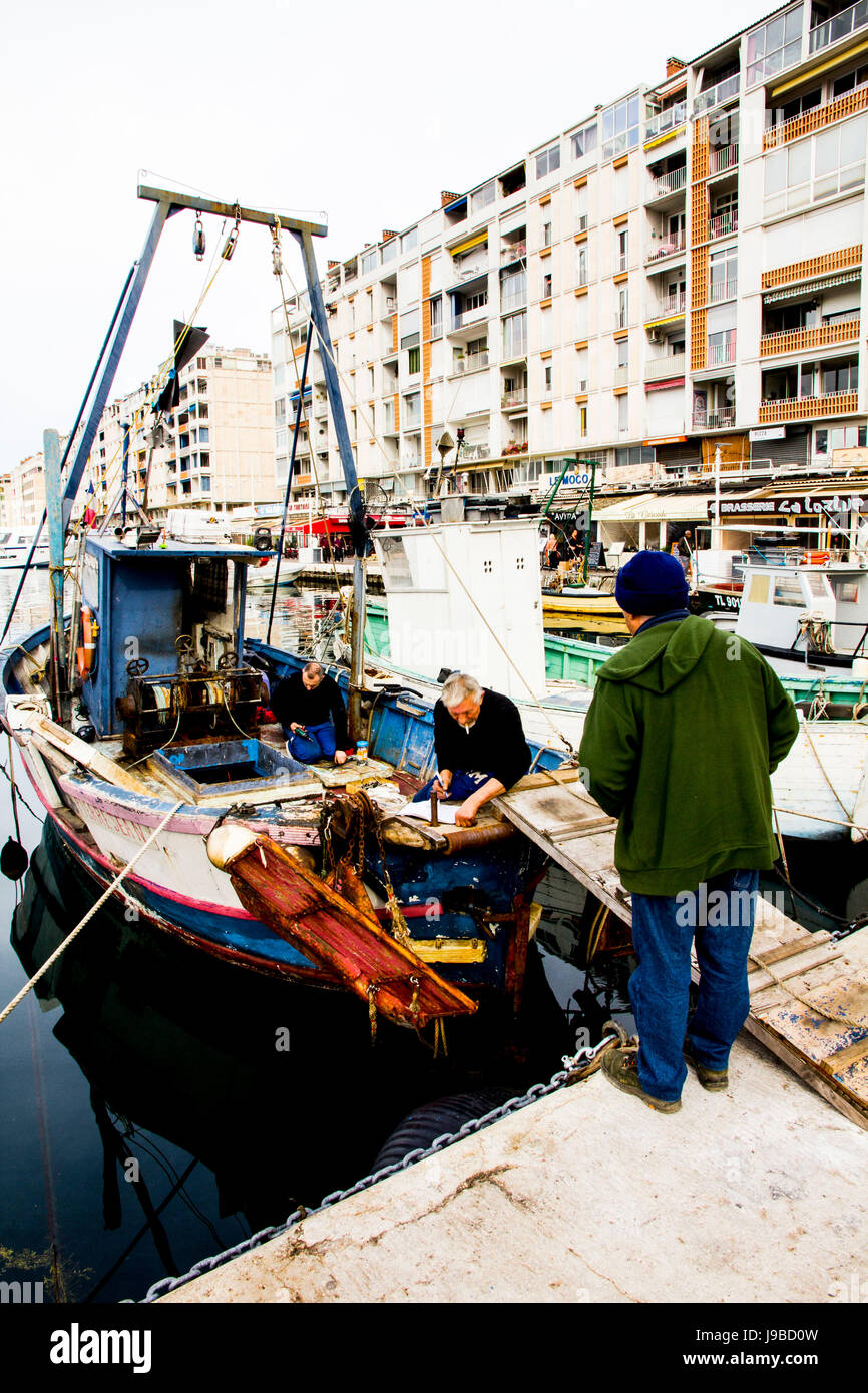 Bateaux de pêche dans le port de la ville de Toulon, France. Banque D'Images