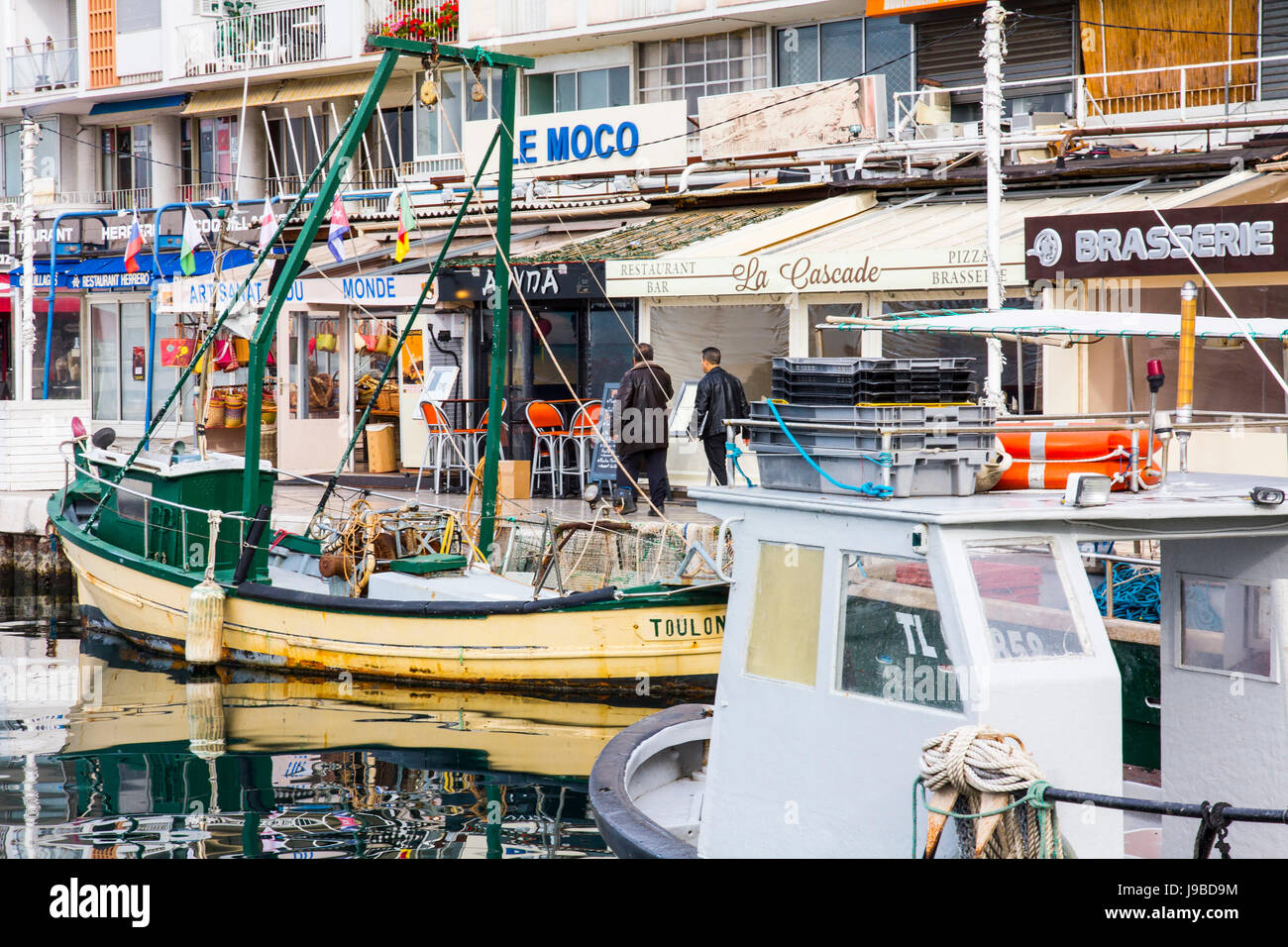 Bateaux de pêche dans le port de la ville de Toulon, France. Banque D'Images