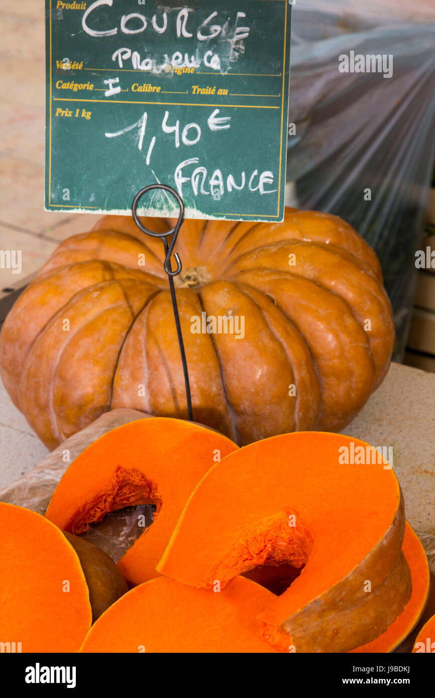 Squash colorés (fléau en français) au marché du Cours Lafayette à Toulon, France. Banque D'Images