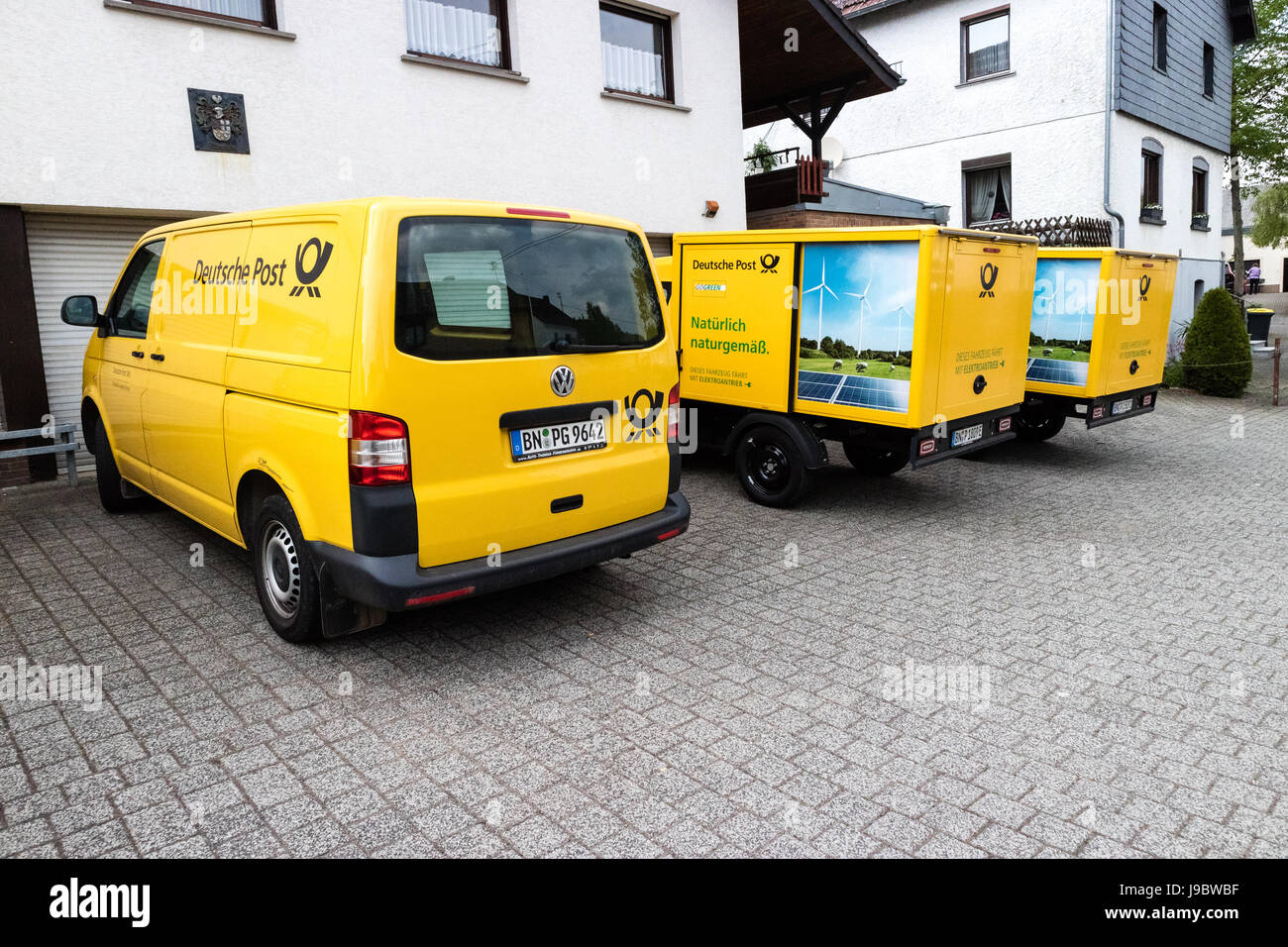 Deux treetscooter» - Voiture électrique avec boîte carrée de Deutsche Post DHL - Nettersheim, North Rhine Westphalia, NRW, Germany, Europe Banque D'Images
