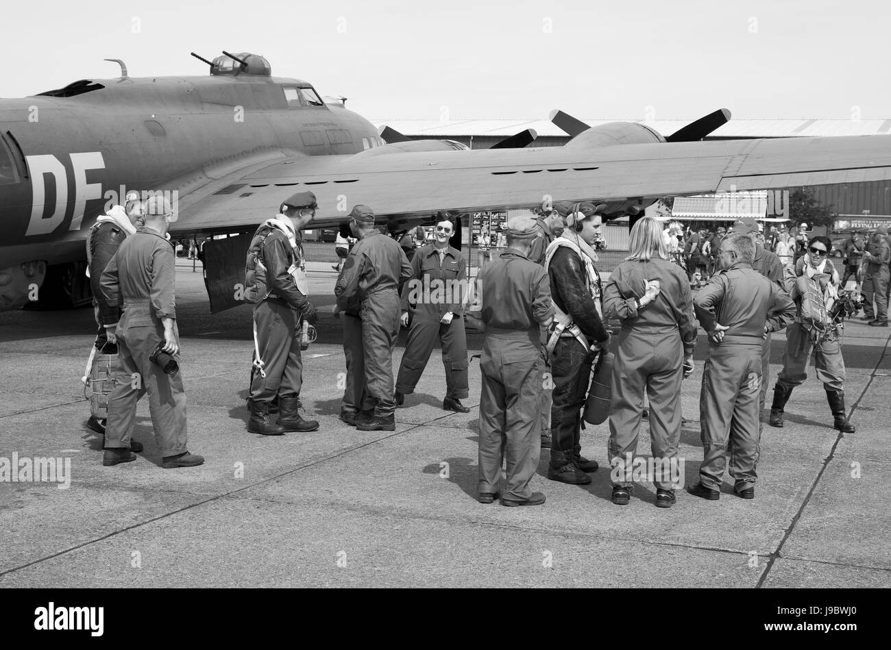 B-17 Flying Fortress 'B' allié à Duxford Air Festival avec des gens habillés en costume Banque D'Images