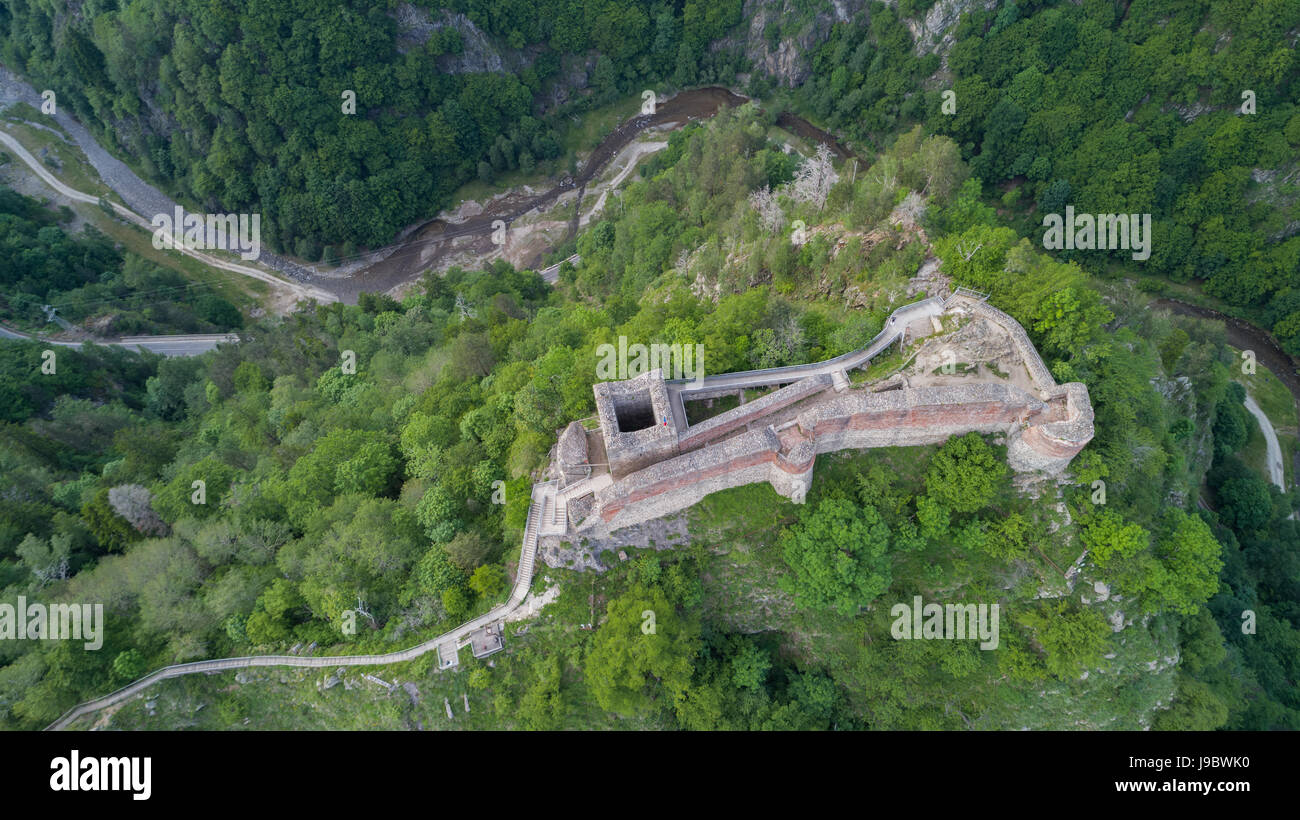 Vue aérienne du château Poenari en ruine sur le mont Cetatea en Roumanie Banque D'Images