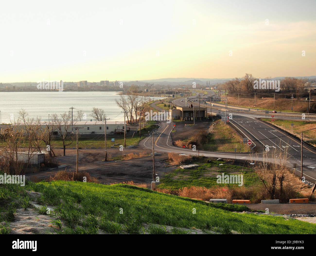 L'interstate 690 à Solvay, NY avec Onondaga Lake et de la ville de Syracuse, dans la distance Banque D'Images