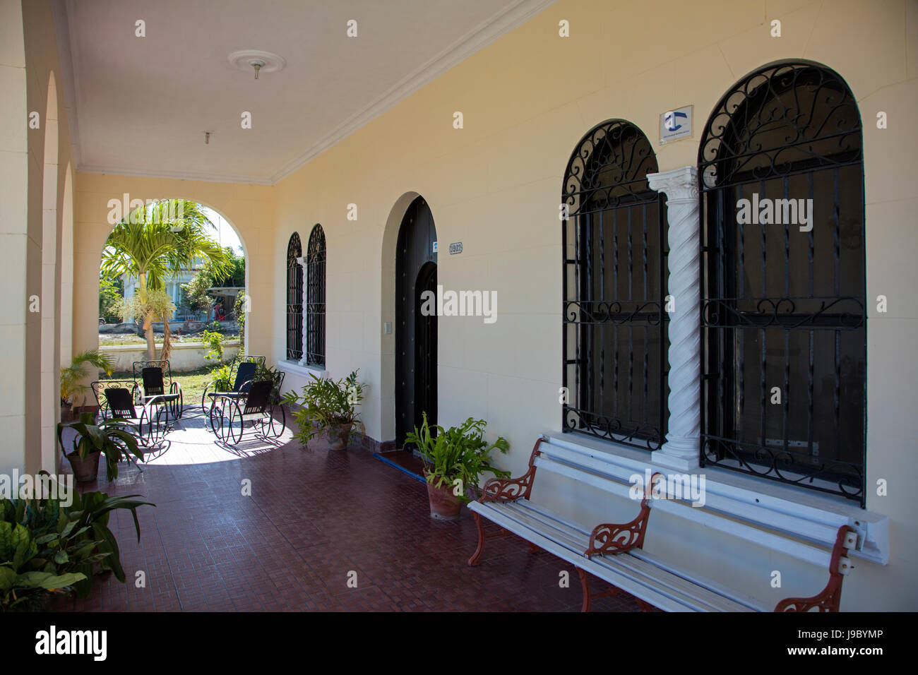 Le porche d'une casa particular ou chez l'habitant dans le quartier de Punta Gorda - Cienfuegos, Cuba Banque D'Images