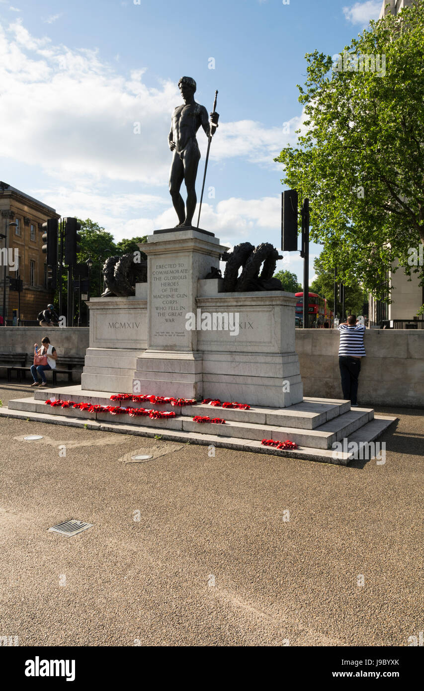 La Machine Gun Corps Memorial (Le garçon David) par Francis Derwent Wood à Hyde Park Corner, London, UK Banque D'Images