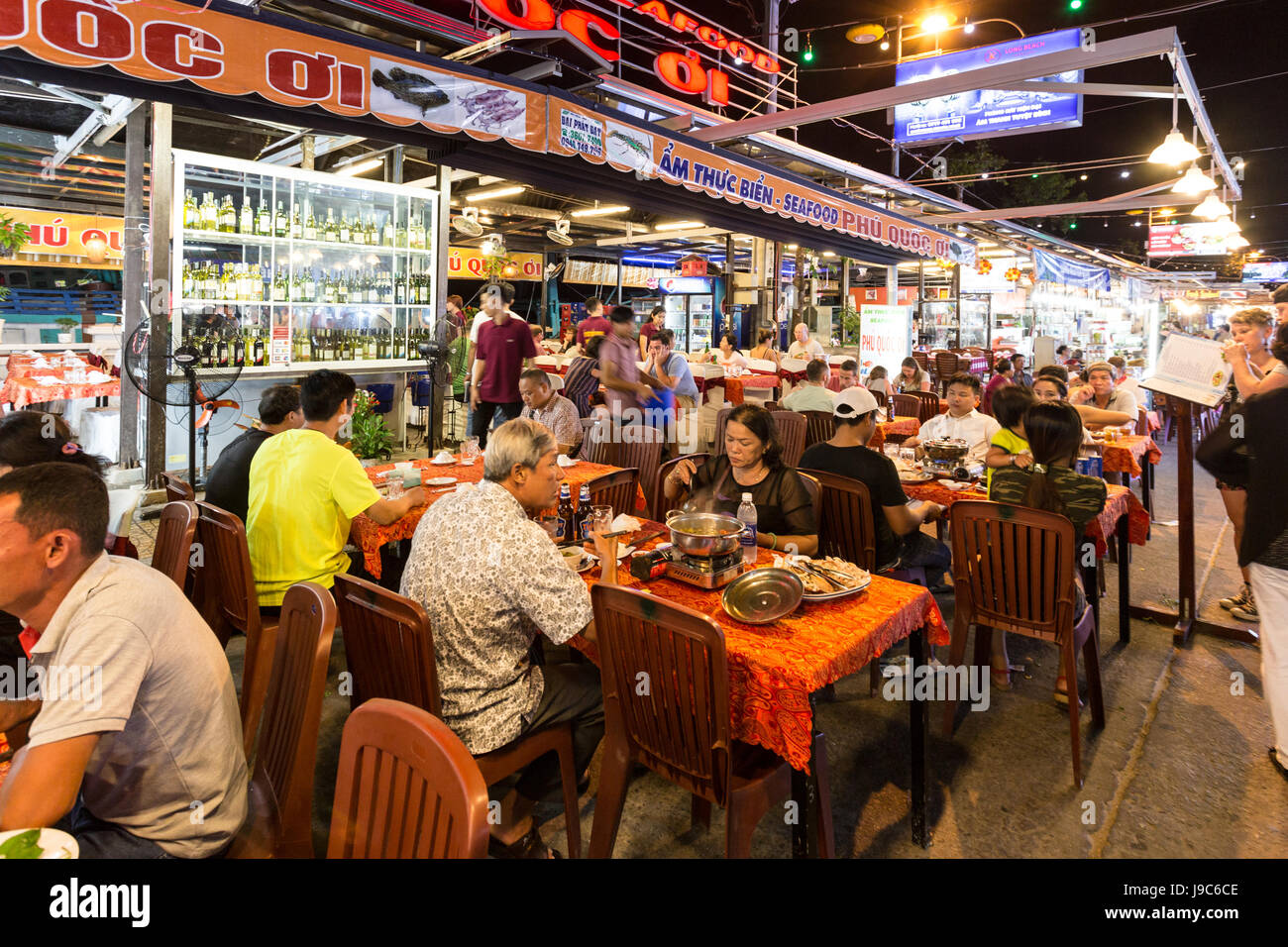 PHU QUOC, VIETNAM - 12 avril 2017 : les touristes et les habitants profitez d'un dîner de fruits de mer dans un restaurant dans le marché de nuit dans la région de Marrakech marché de nuit, l'isl Banque D'Images