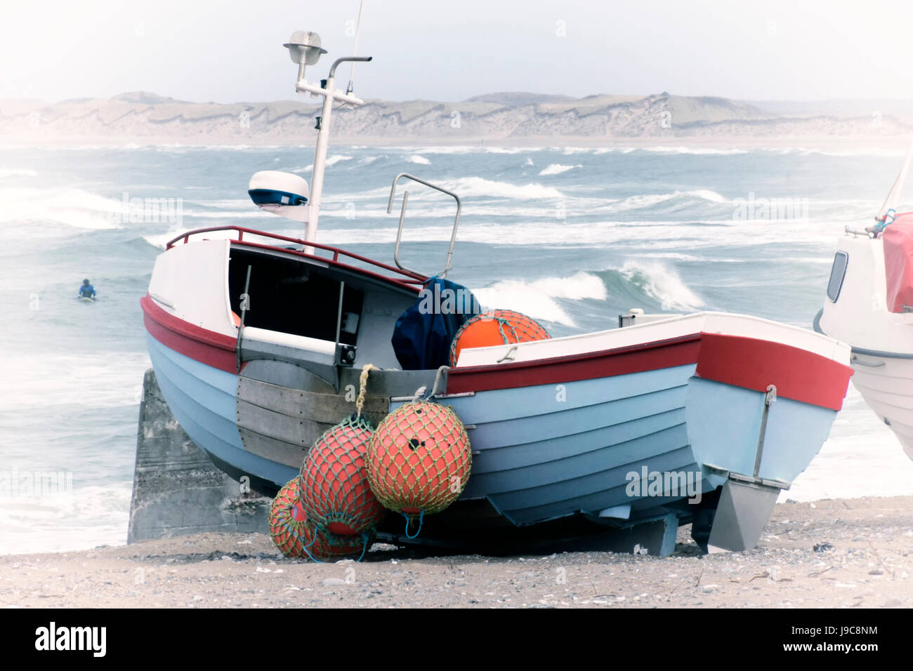 Bateau de pêche danois sur la plage Banque D'Images