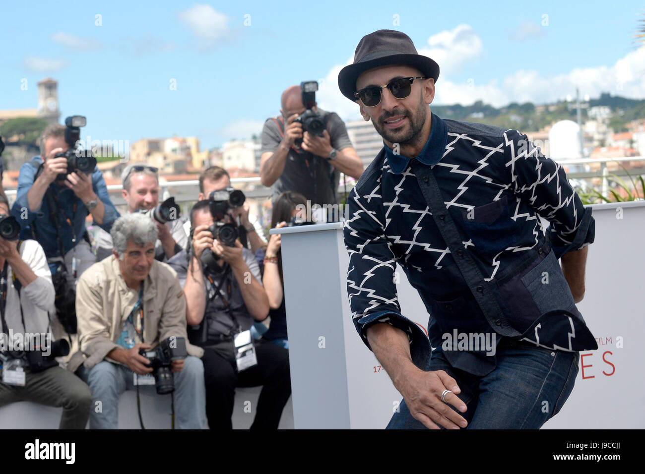 70e édition du Festival du Film de Cannes : photographe JR, ici pour la promotion du documentaire 'Visages Lieux' (en anglais : 'Visages Villages') Banque D'Images