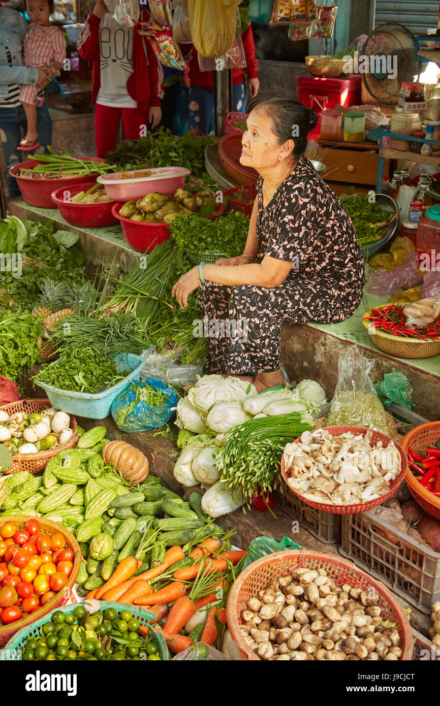 Femme avec produire peut caler au marché Duoc, Province de Long An, Delta du Mekong, Vietnam Banque D'Images