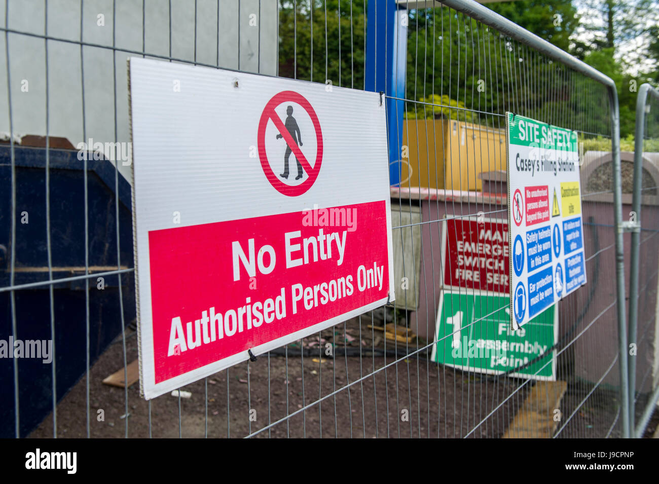 Pas d'entrée et des panneaux d'avertissement sur une clôture métallique sur un chantier de construction. Banque D'Images