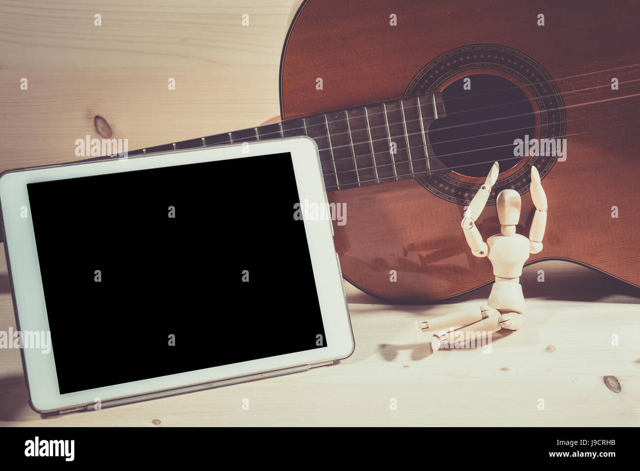 Jouer de la guitare et composé des chansons en utilisant la tablette. Banque D'Images