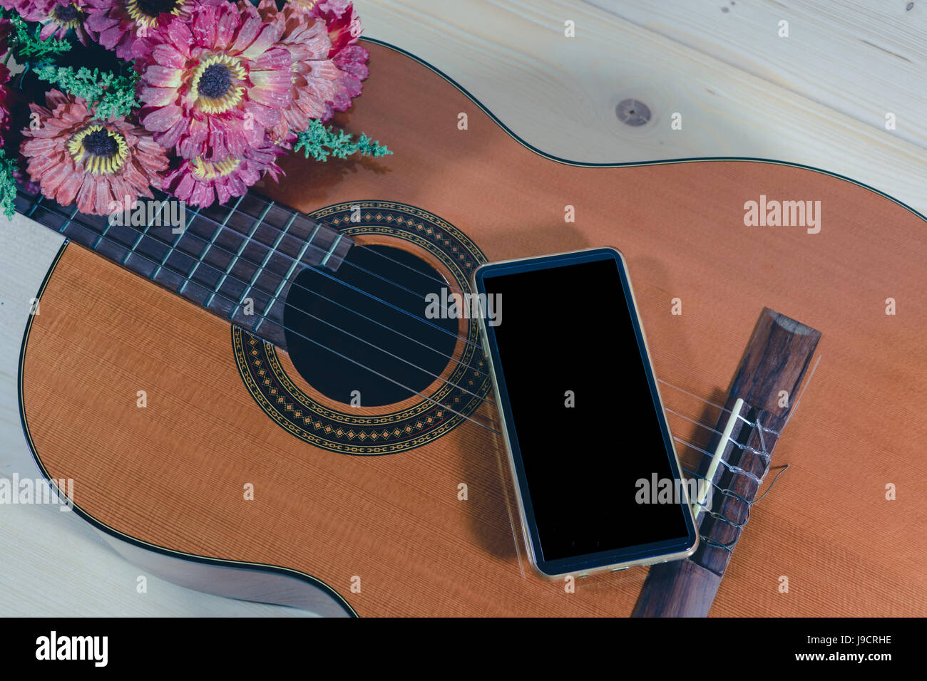 Jouer de la guitare et composé des chansons en utilisant le téléphone. Banque D'Images