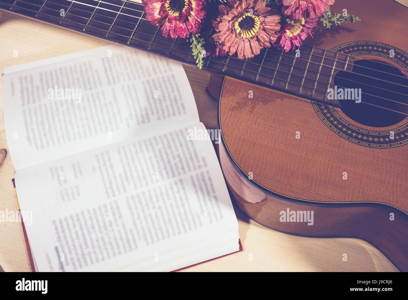 Jouer de la guitare et composé des chansons en utilisant Banque D'Images