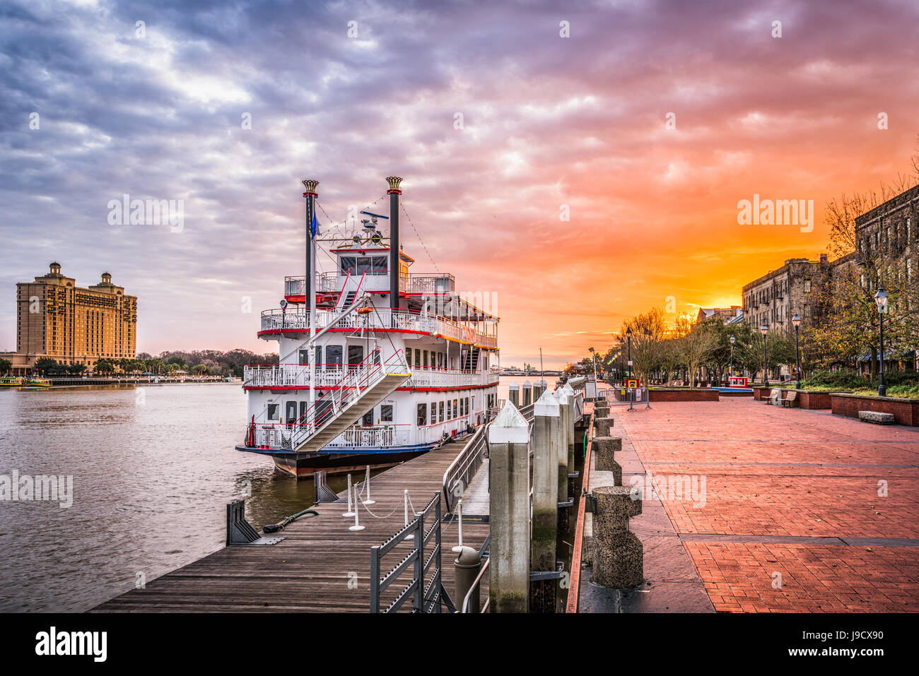 Savannah, Georgia, USA Riverfront Promenade au lever du soleil. Banque D'Images