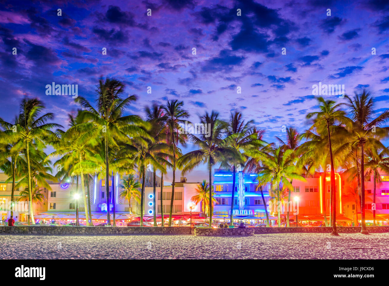 Miami Beach, Floride, USA sur Ocean Drive au coucher du soleil. Banque D'Images