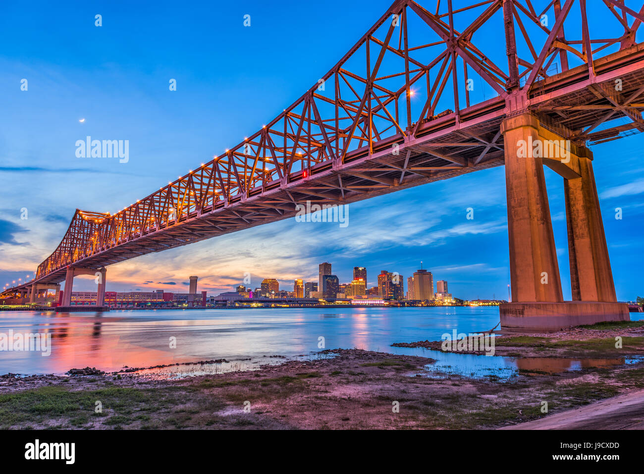 La Nouvelle Orléans, Louisiane, USA à Crescent City Connection Pont sur le fleuve Mississippi. Banque D'Images