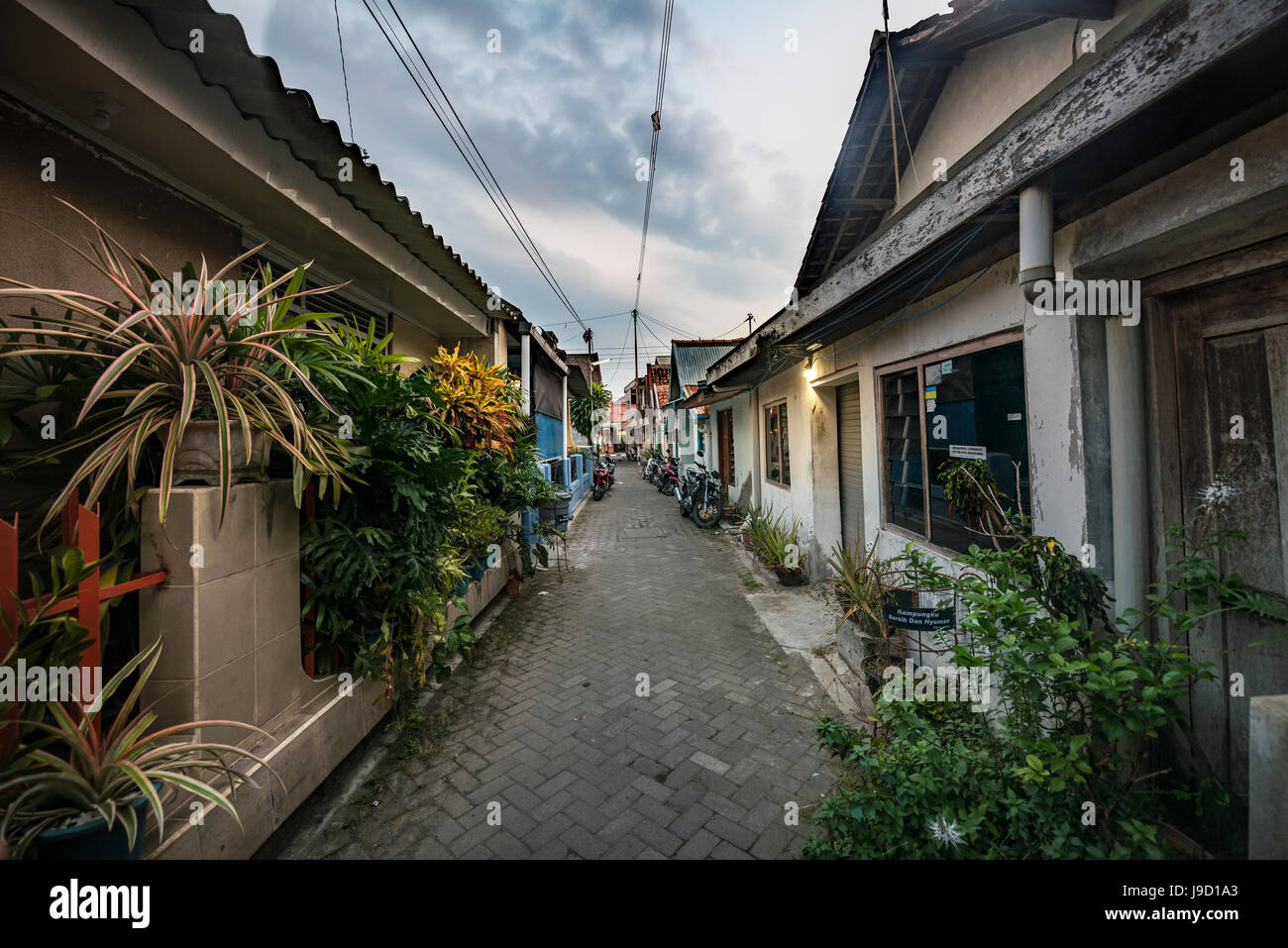 Ruelle déserte avec maisons dans la soirée, Yogyakarta, Java, Indonésie Banque D'Images