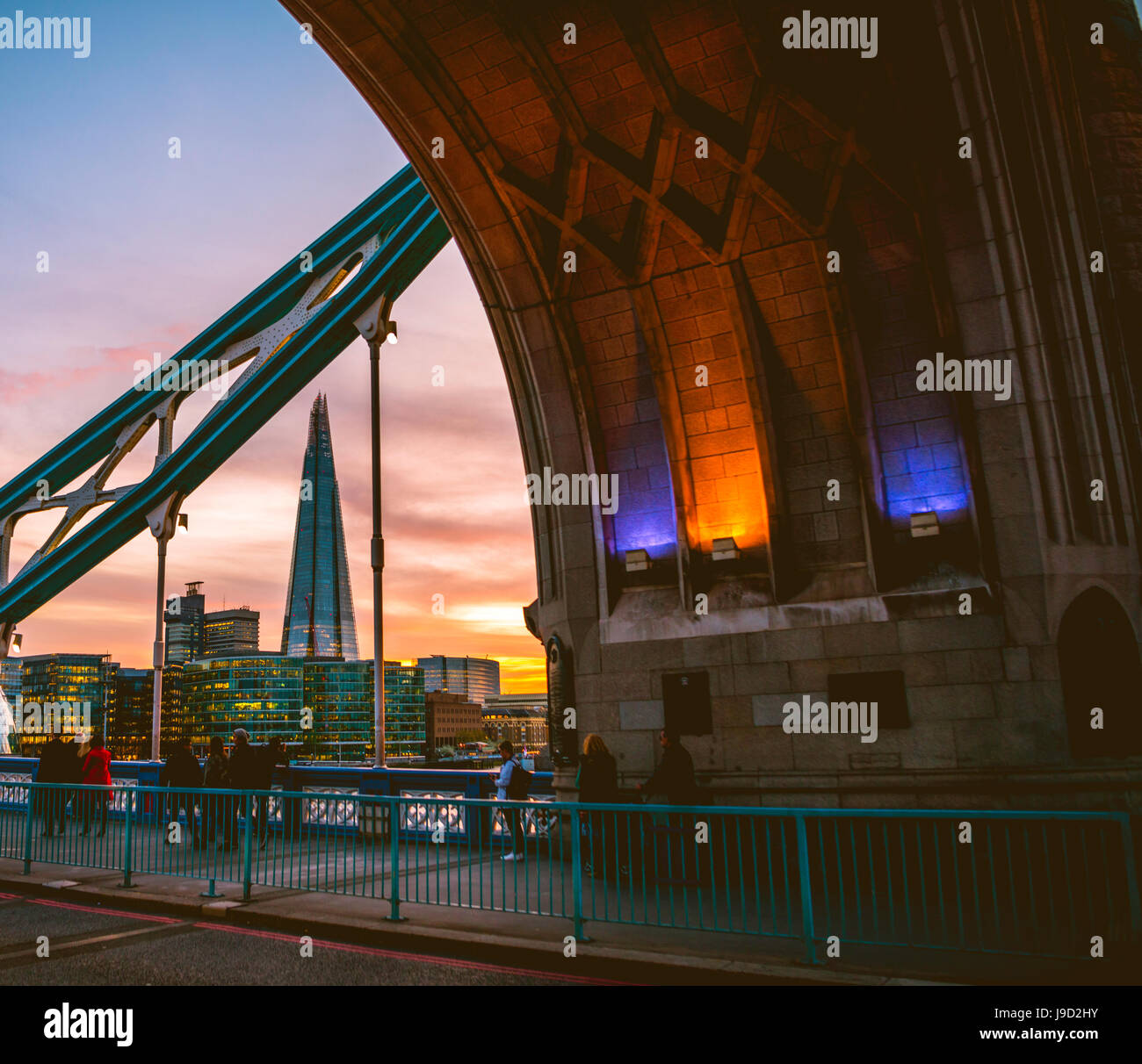 Tower Bridge, voir par la porte sur le fragment, au coucher du soleil, Southwark, Londres, Angleterre, Royaume-Uni Banque D'Images