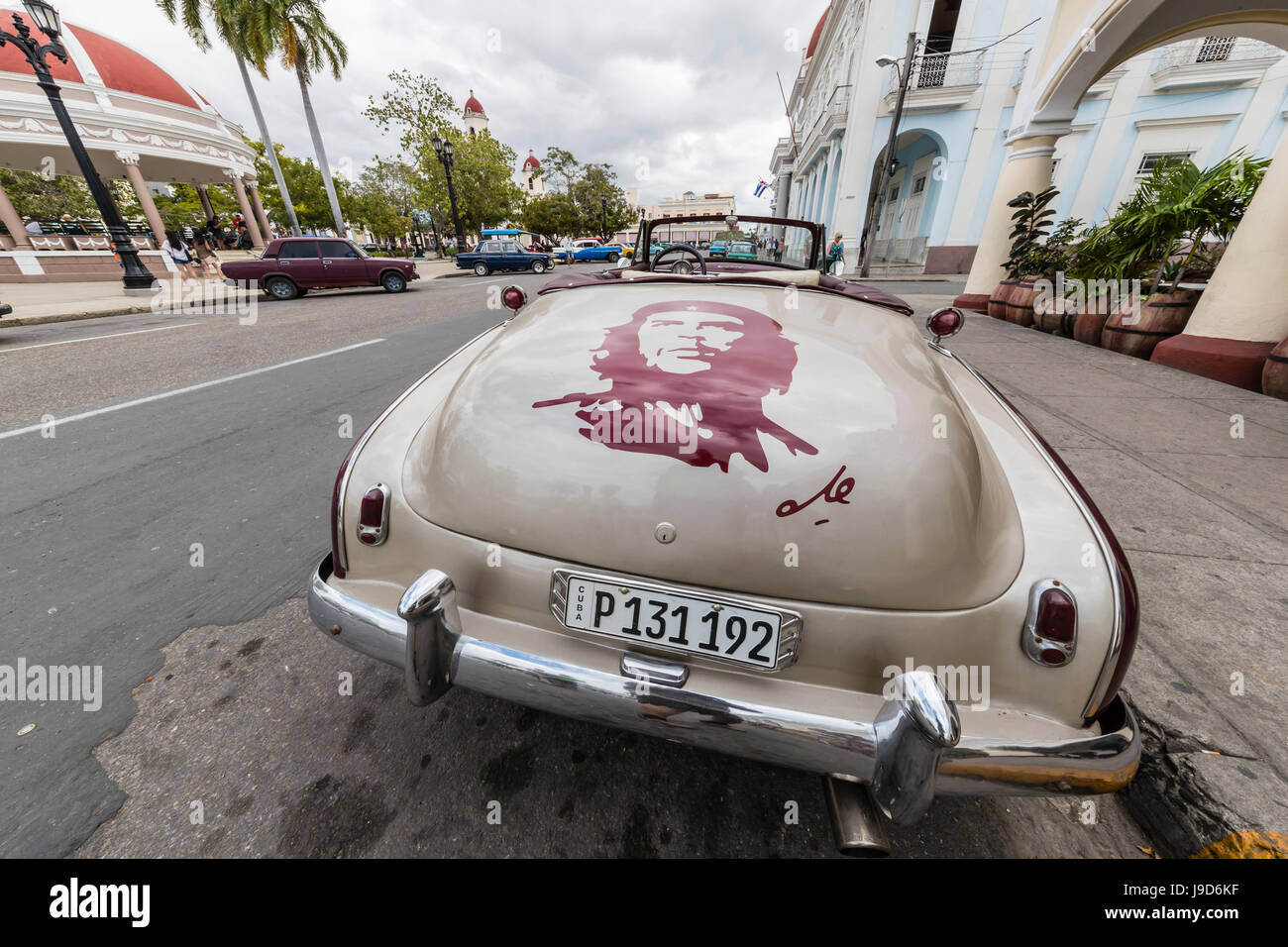 Chevrolet Bel Air taxi classique personnalisé avec Che travail de peinture dans la ville de Cienfuegos, Cuba, Antilles, Caraïbes Banque D'Images