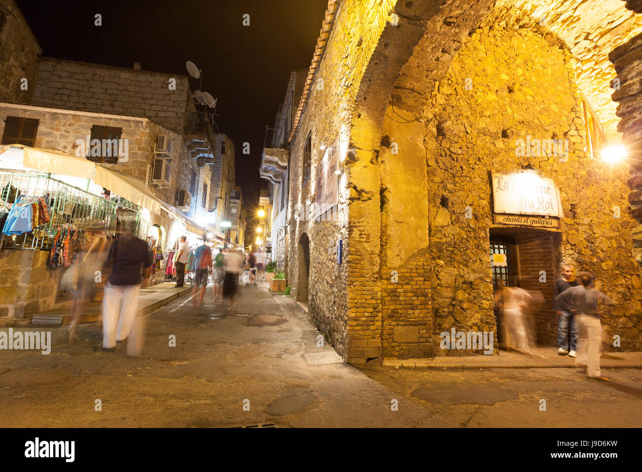 Les touristes dans les ruelles médiévales de la vieille ville, Porto Vecchio, Corse, France, Europe Banque D'Images