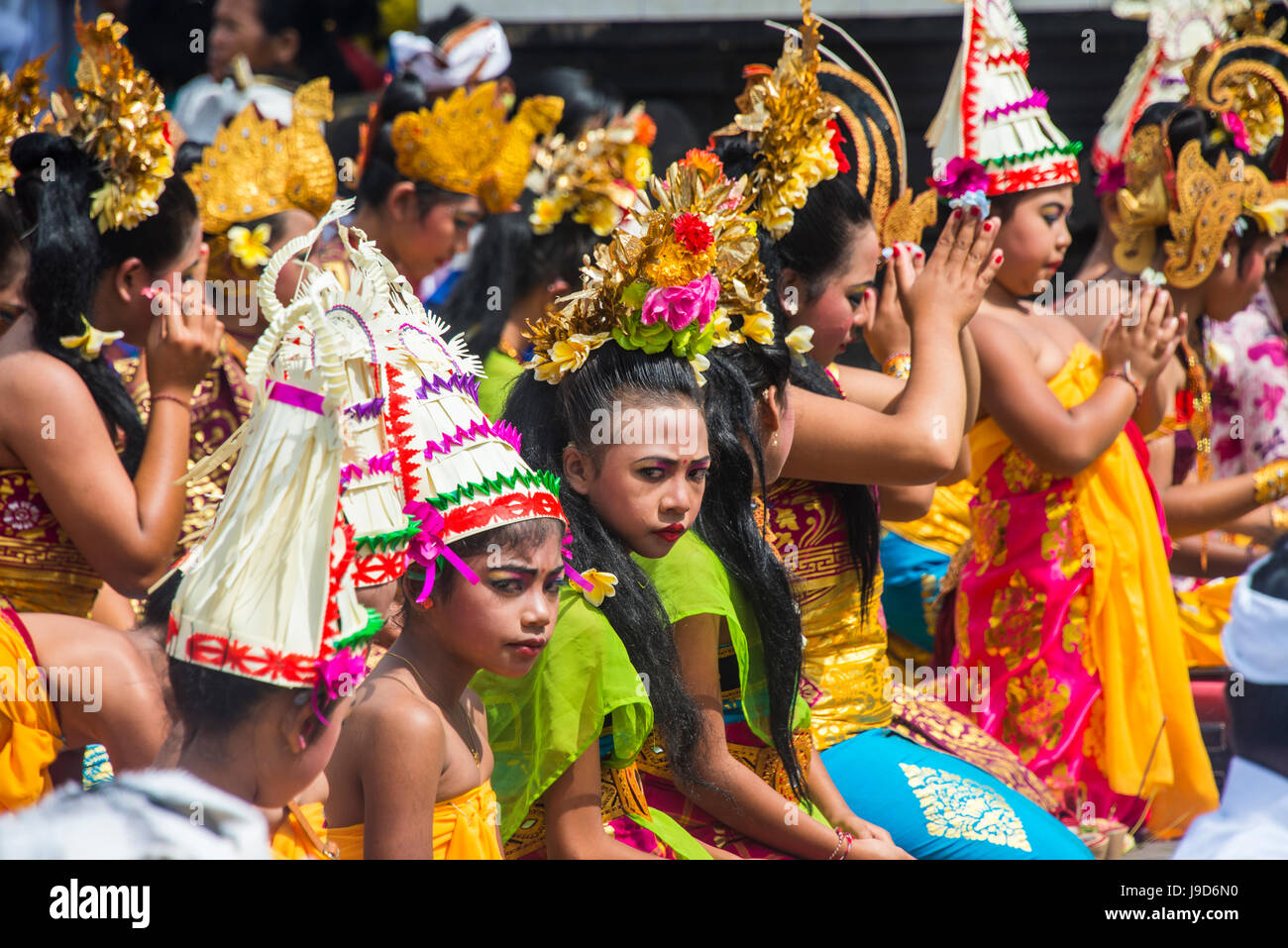 Pèlerins priant dans le temple Pura Ulun Danu Bratan, Bali, Indonésie, Asie du Sud, Asie Banque D'Images