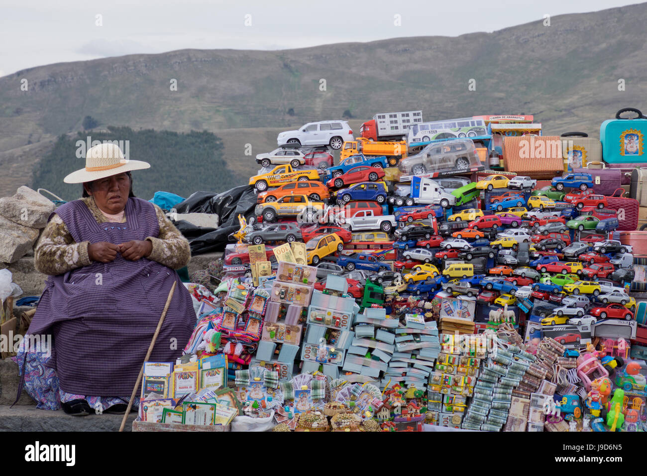 Voitures miniatures traditionnelles et de l'argent à la vente à un décrochage dans la station de Copacabana sur le lac Titicaca, Bolivie, Amérique du Sud Banque D'Images