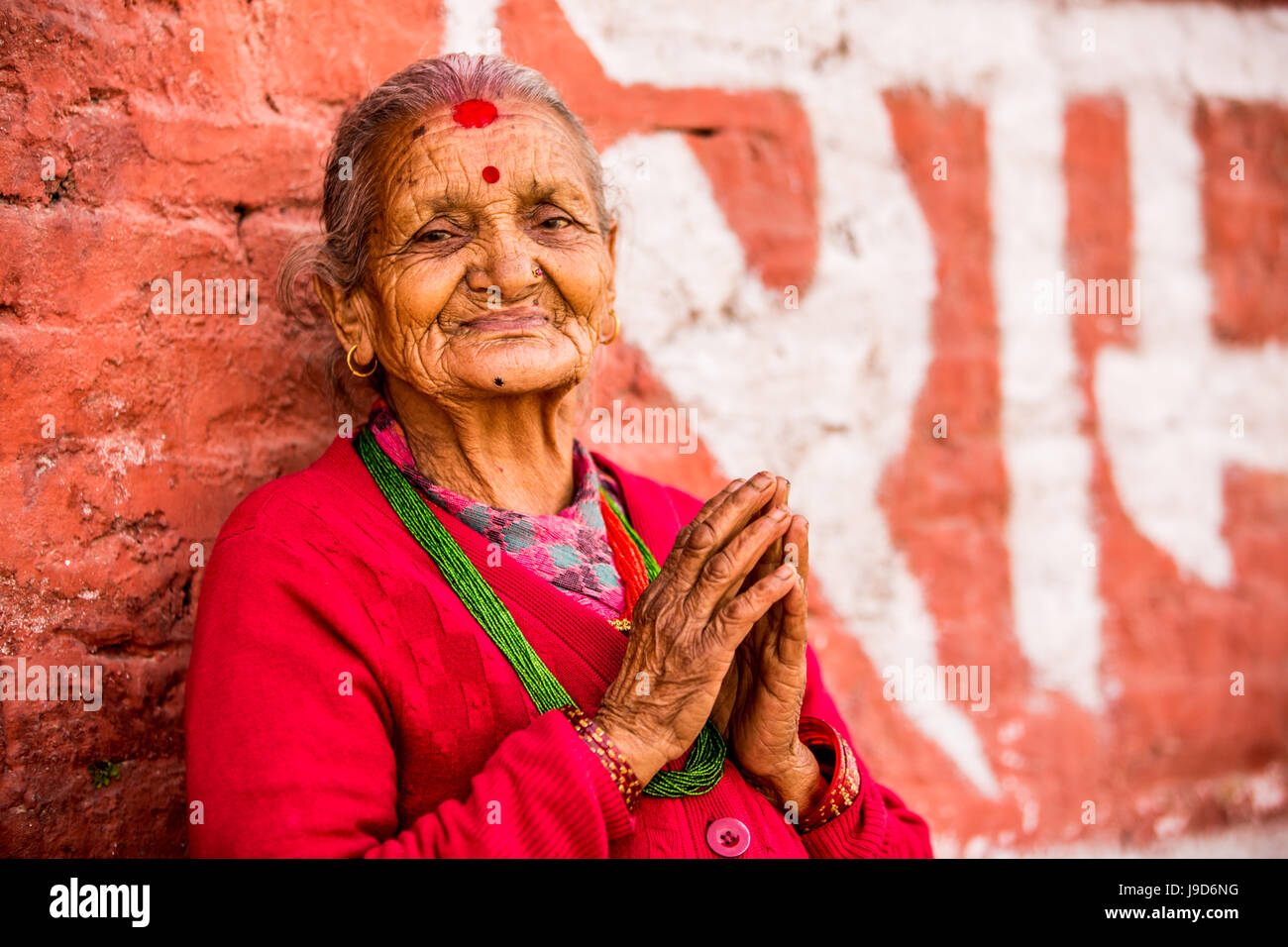 Vieille Femme en prière au temple de Pashupatinath, Katmandou, Népal, Asie Banque D'Images