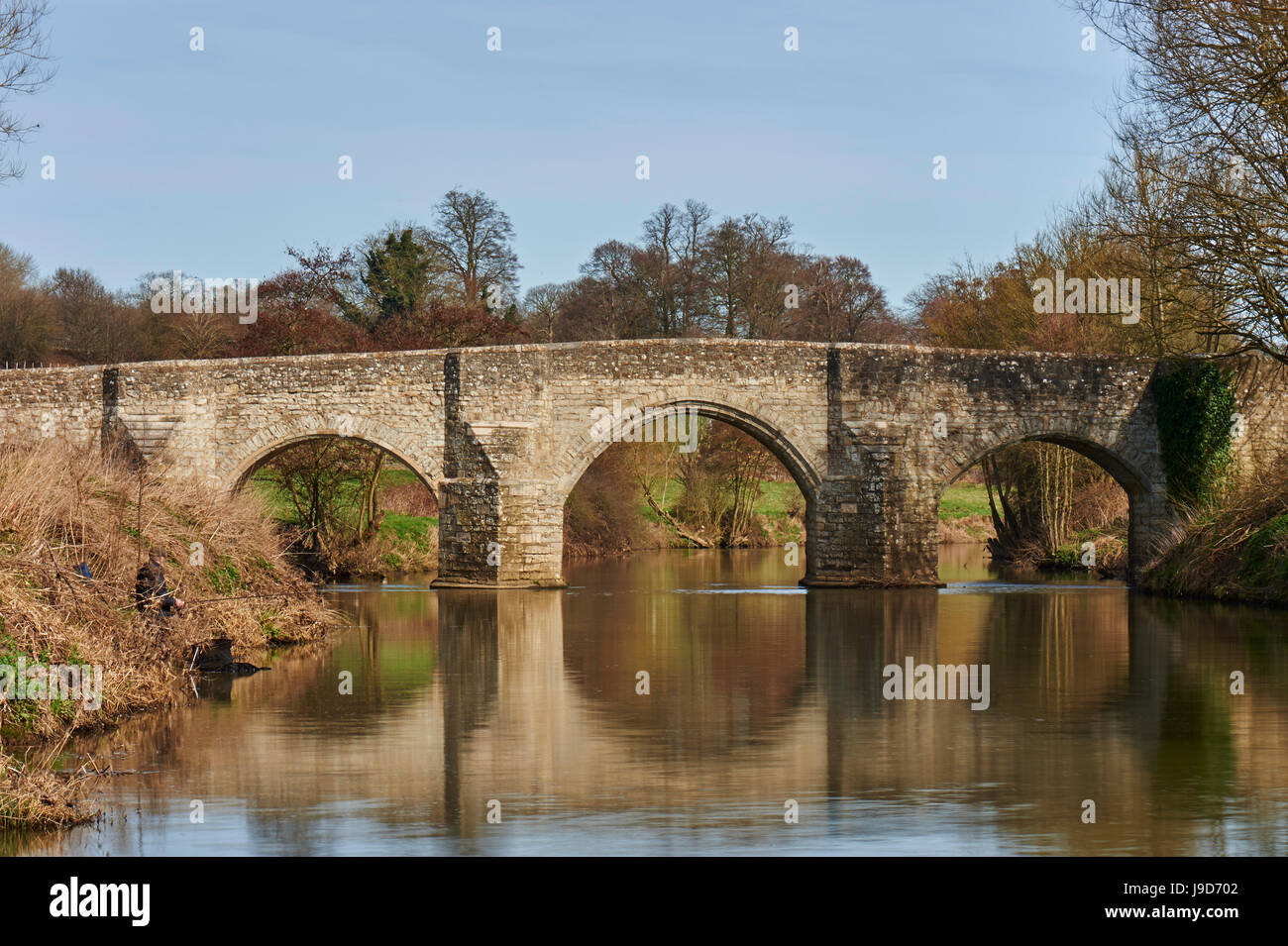 Les pêcheurs près de Ditton Pont sur la rivière Medway, initialement construit au 14ème siècle, près de Maidstone, Kent, Angleterre Banque D'Images