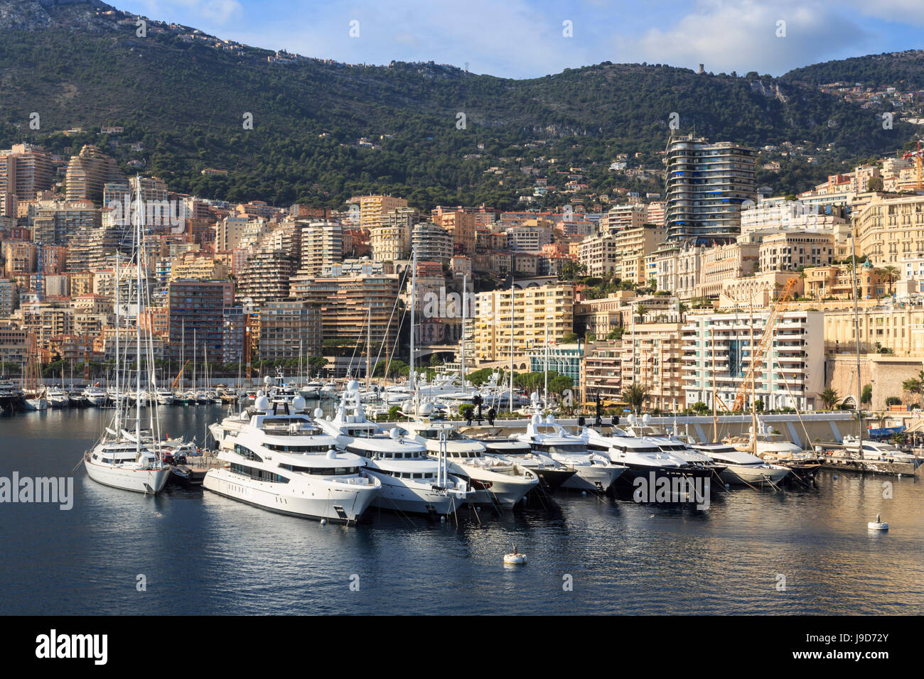 Teintes pastel de l'élégant port de Monaco (Port Hercule) avec de nombreux yachts, vue de la mer, Monte Carlo, Côte d'Azur Banque D'Images