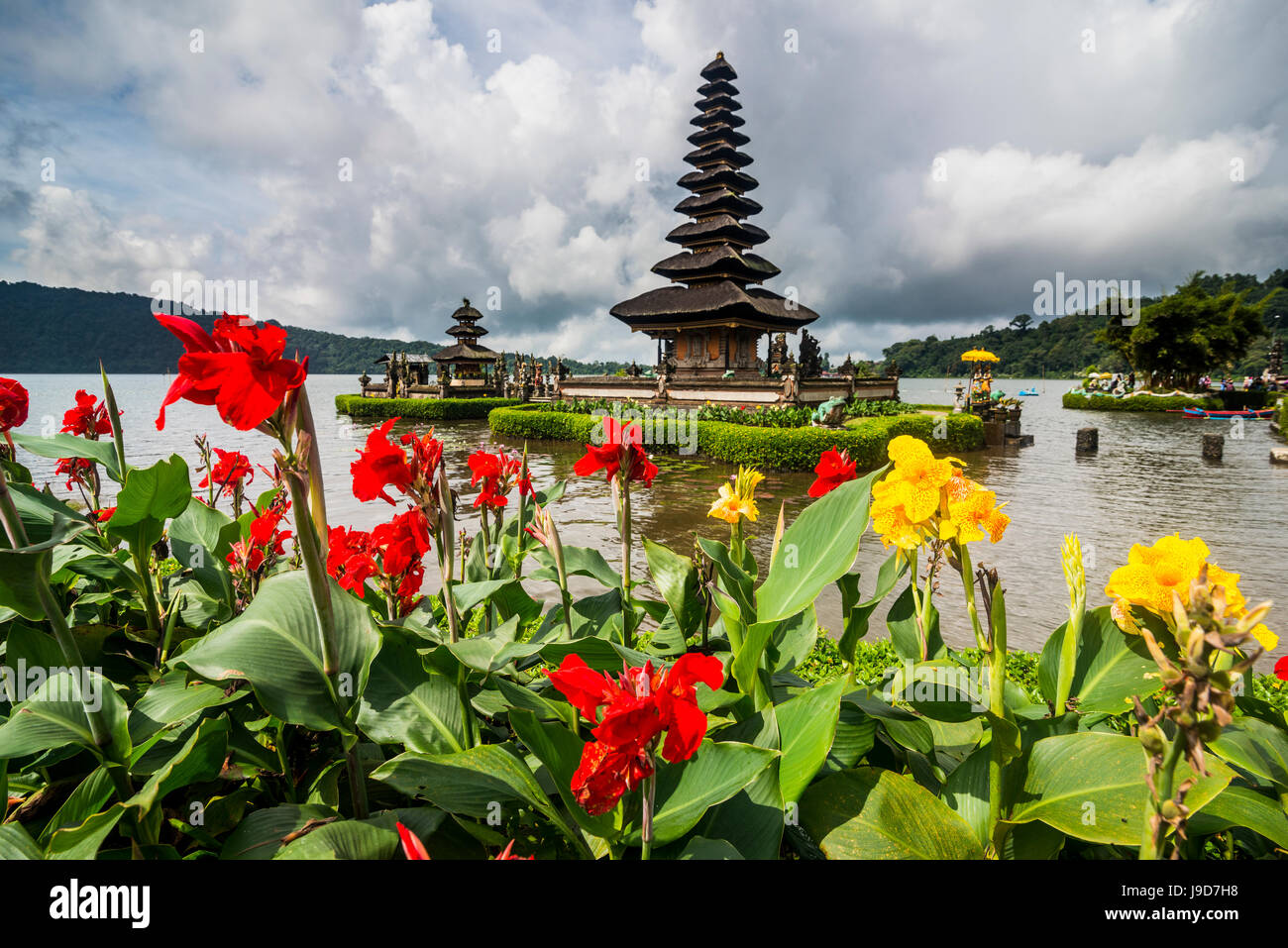 Des fleurs devant le temple Pura Ulun Danu Bratan, Bali, Indonésie, Asie du Sud, Asie Banque D'Images