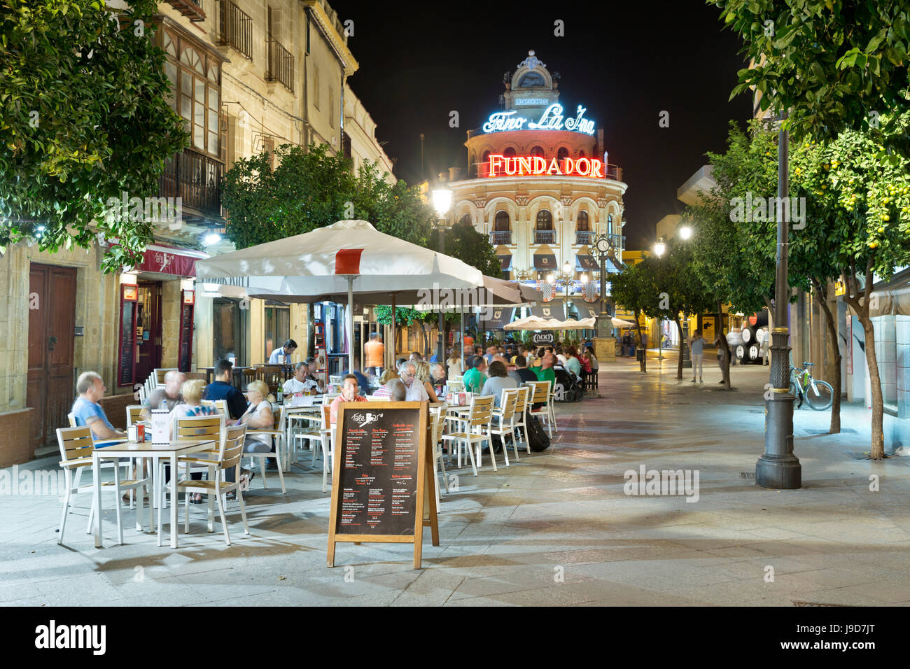 Vue de nuit cafés le long de la Calle Lanceria et El Gallo Azul Rotunda Building, Jerez de la Frontera, Andalousie, Espagne, Europe Banque D'Images