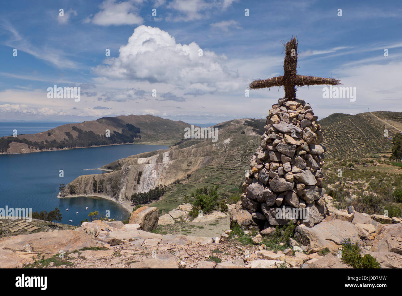 Cross et de l'autel sur l'île du Soleil sur le lac Titicaca, Bolivie, Amérique du Sud Banque D'Images