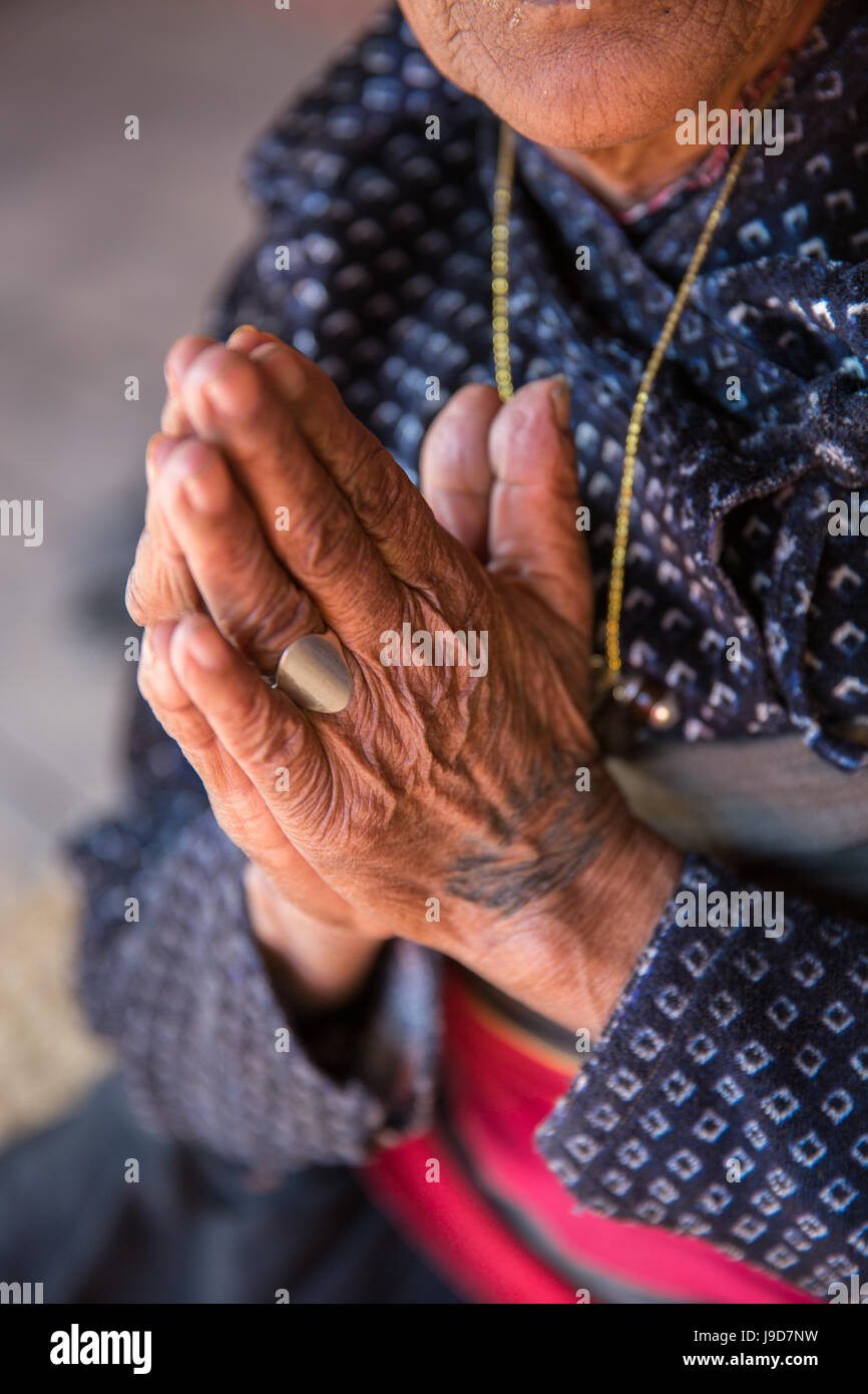 Old woman's hands prier, Bhaktapur, Népal, Asie Banque D'Images