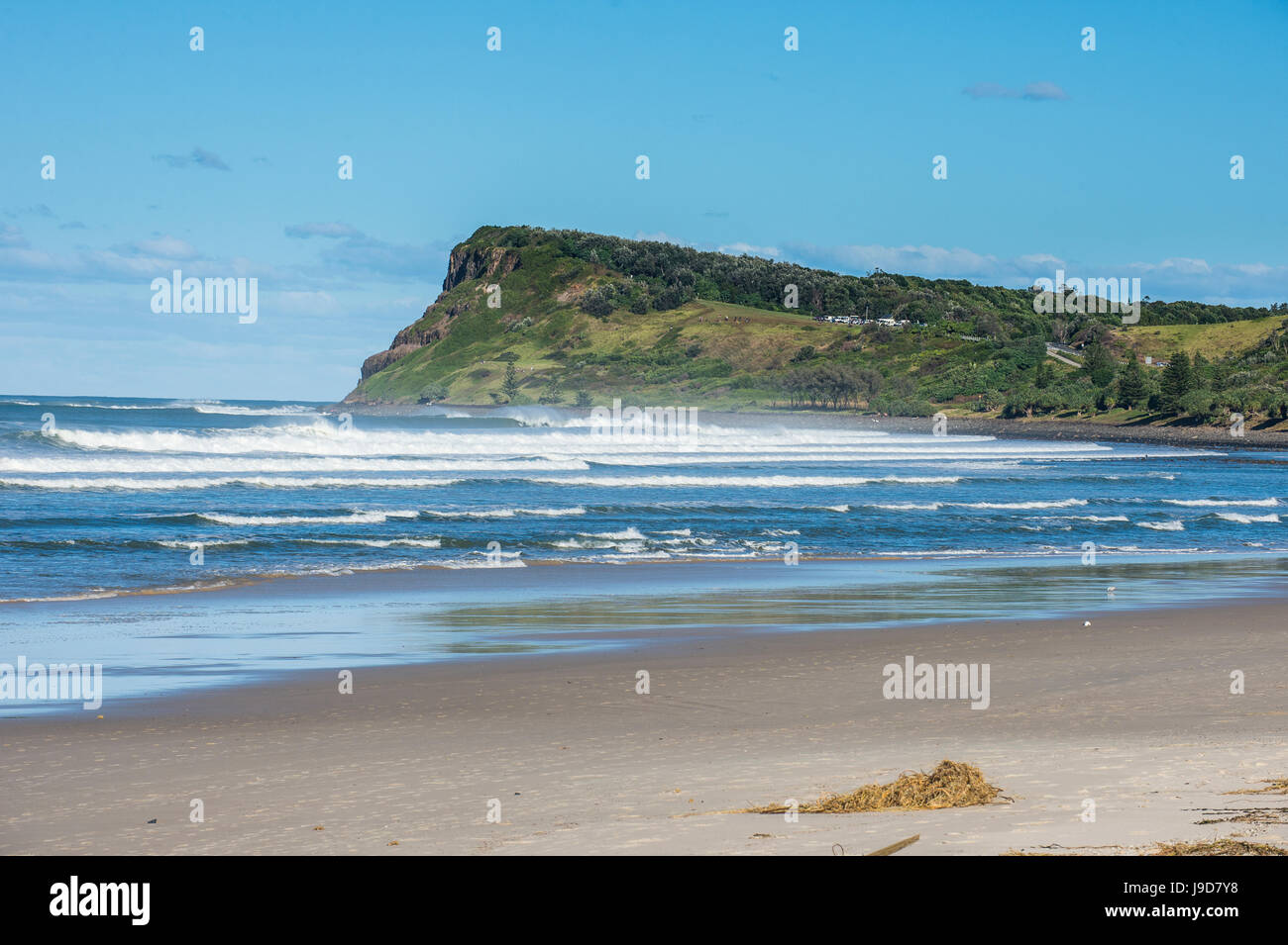 Longue plage de sable à Lennox Head, à Byron Bay, Queensland, Australie, Pacifique Banque D'Images