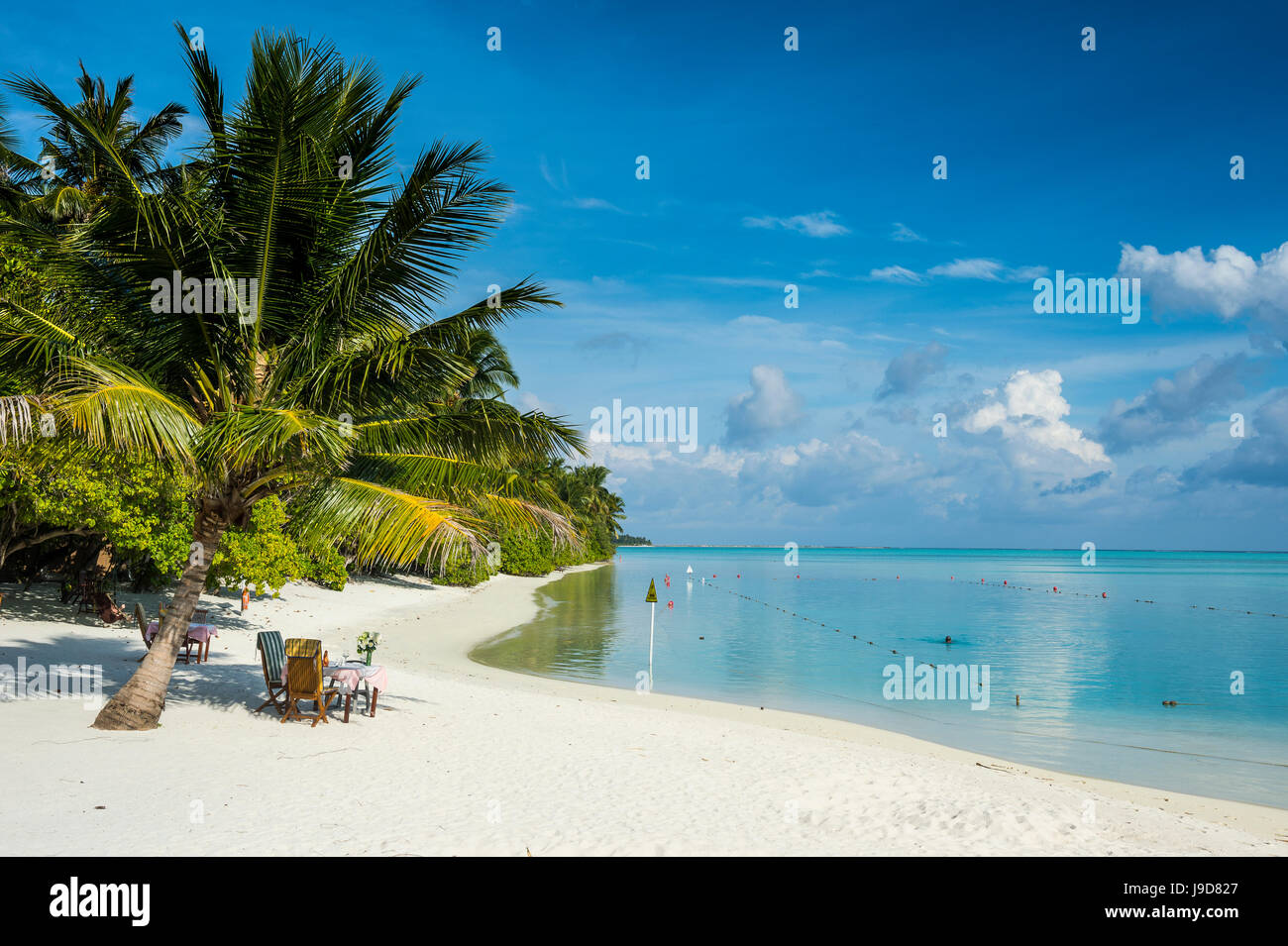 Plage de sable blanc et eau turquoise, Sun Island Resort, l'île de Dhiffushi, Ari atoll, Maldives, océan Indien, Asie Banque D'Images