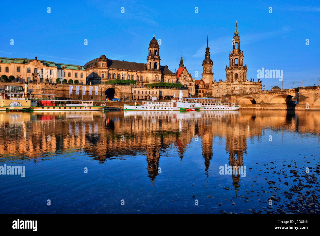 La rivière de l'Elbe et de la vieille ville d'horizon, Dresde, Saxe, Allemagne, Europe Banque D'Images