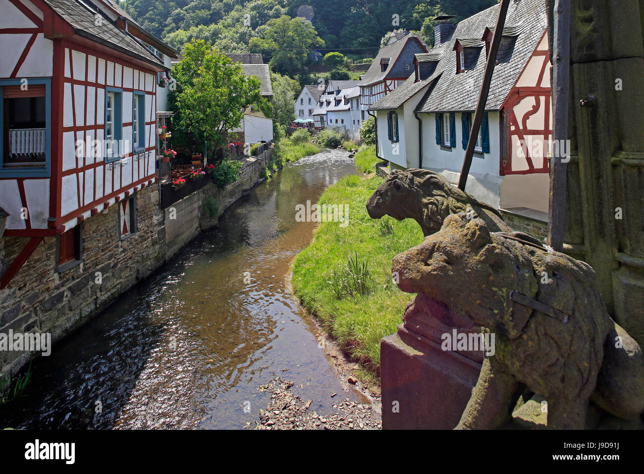 Maisons à colombages de Monreal sur rivière Elz, Eifel, Rhénanie-Palatinat, Allemagne, Europe Banque D'Images