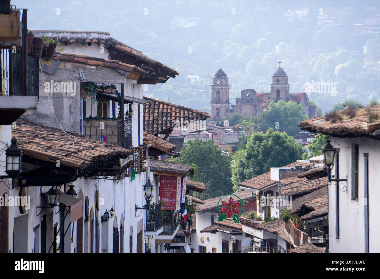 Regarder sur centre ville, Valle de Bravo, Mexique, Amérique du Nord Banque D'Images